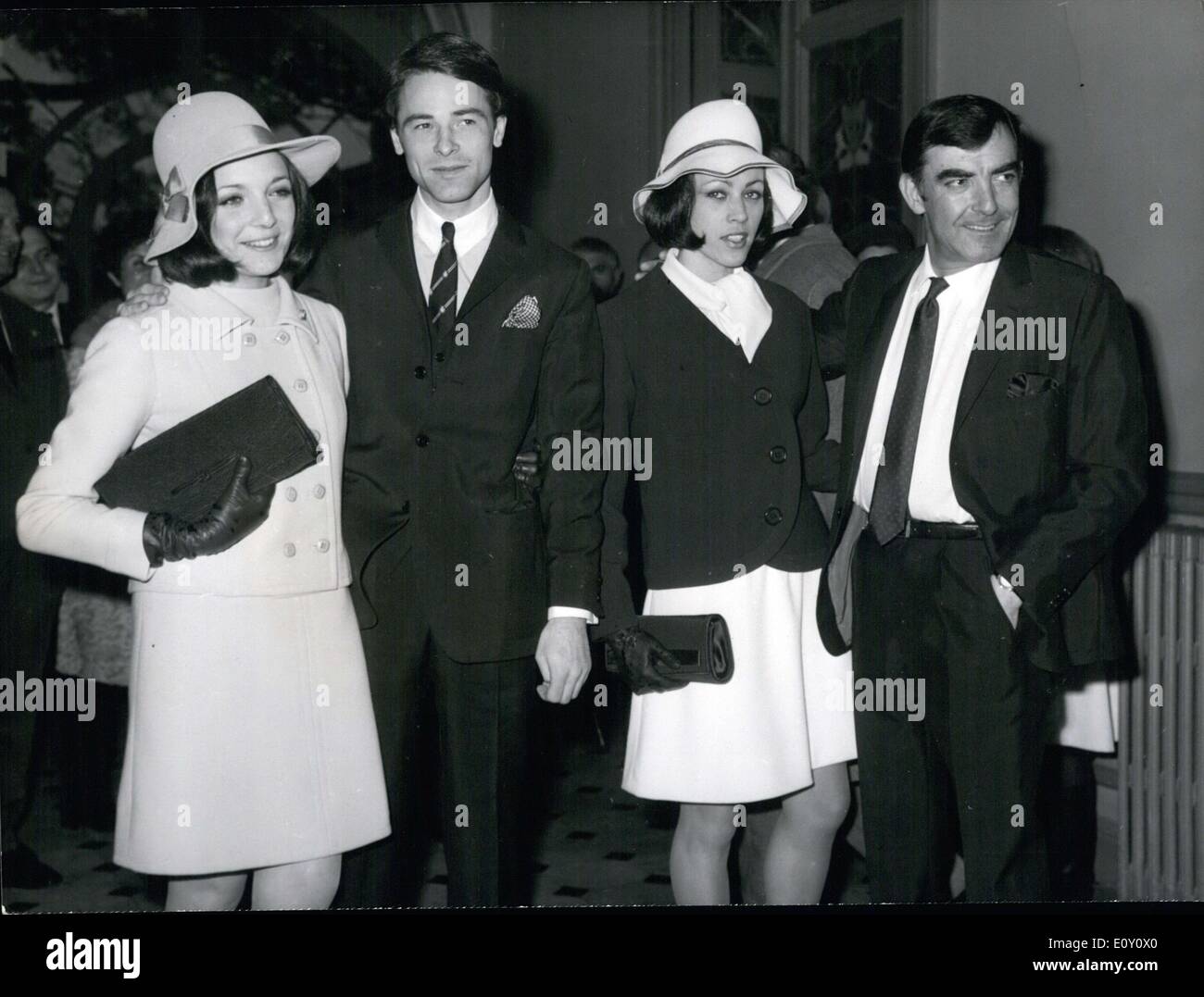 24 février 1968 - Barelli épouse Margaret Boalch, une danseuse anglaise, dans le même temps sa fille Kiabski mariés devant le maire de Nice. Banque D'Images