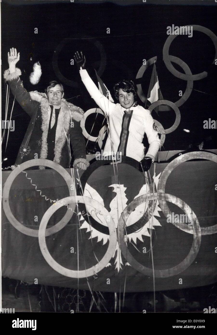 28 févr. 1968 - Killy, Marielle soeurs Goitschel : hip, hip, hourra. Les skieurs français Jean-Claude Killy et Marielle soeurs Goitschel, les gagnants de Banque D'Images