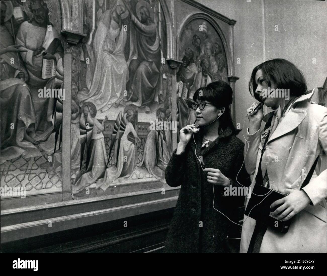 Mar. 03, 1968 - visites guidées à la Galerie nationale. : Le jeudi, 21 mars 1968, les deux premiers de ce qu'on espère faire une série d'enregistrée sur bande commentaires des diverses parties de la collection du Musée des beaux-sera mis à la disposition du public. Les tours couvrent ''Quartier Gothique et du début de la Renaissance'' enregistré par M. Martin Davies, le directeur et ''impressionnistes français'' enregistré par M. Cecil Gould, le sous-Keeper. Chaque visite dure environ une heure. Les auditeurs sont libres d'éteindre leur machine effectué individuellement pour s'adapter à eux-mêmes Banque D'Images