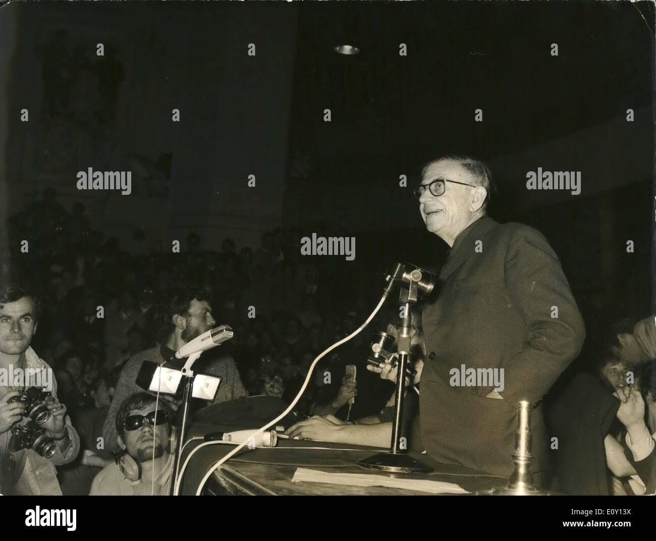 Mai 05, 1968 -- en anglais Contenu Deux garçons japonais ornent la tombe de leurs parents Banque D'Images