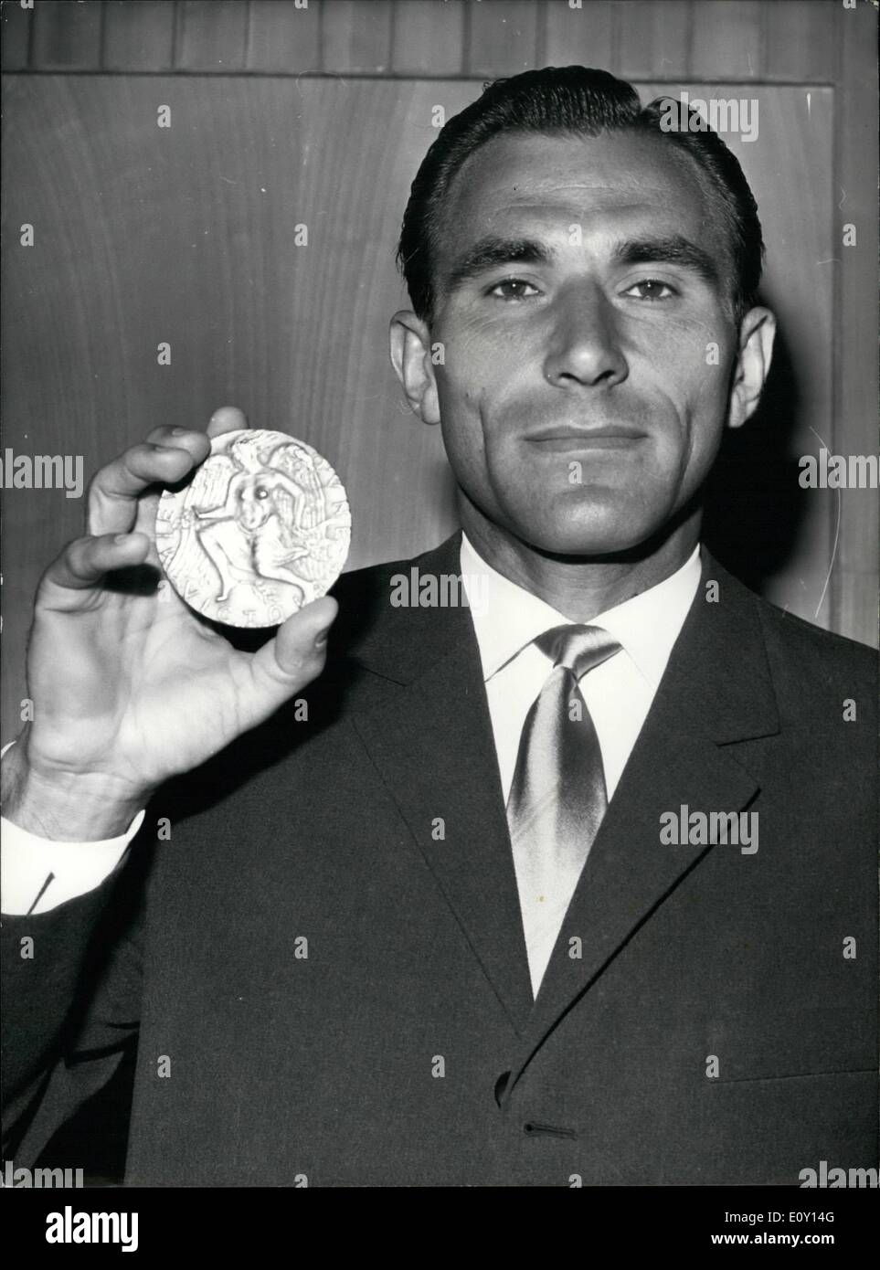Mai 05, 1968 - champion de tennis hongrois décerné le trophée du fair-play : M. Maheu, directeur général de l'Unesco, a remis l'International National Fair-play Trophée Pierre de Coubertin au champion de tennis hongrois Istvan Gulya's pour son parfait gentleman et  au cours de l'Hambourg championnats. Istvan Gulyas montrant son trophée. Banque D'Images