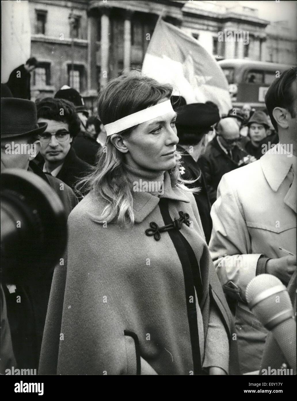 03 mars 1968 - des manifestants anti - Vietnam tiennent une réunion de masse à Trafalgar Square et mars à l'ambassade des États-Unis: Les forces massées des manifestants anti - Vietnam se rencontrent à Trafalgar Square cet après-midi, Et après la réunion, ils se remarchera sur la place GrovNOR pour protester devant l'ambassade américaine, en même temps que le club de droite du lundi, Qui soutiennent les Américains dans leur guerre au Vietnam, tiendra un rassemblement sur la place GrosvNor, après quoi ils livrera une lettre à l'ambassade américaine pour soutenir la guerre américaine au Vietnam Banque D'Images