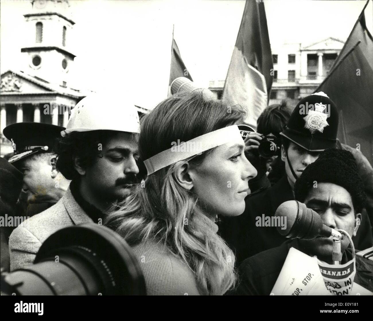 Mar. 03, 1968 - des manifestants anti-Vietnam de tenir la réunion de masse à Trafalgar Square et MARS À L'ambassade des États-Unis : les masses, de manifestants anti Vietnam répondre à Trafalgar Square, cet après-midi, et après la réunion ils défileront pour Grosvenor Square pour protester contre l'extérieur de l'ambassade américaine. Dans le même temps aile droite Lundi Club, qui appuient les Américains dans leur guerre au Vietnam, tiendra un rassemblement à Grosvenor Square, après quoi ils vont livrer une lettre à l'ambassade américaine à l'appui de la guerre américaine au Vietnam Banque D'Images