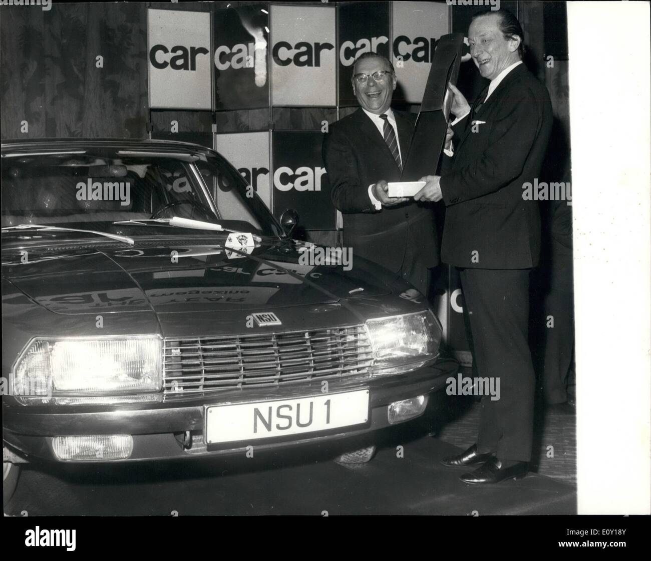 Mar. 03, 1968 - R. NSU 80 reçoit le prix britannique - élue voiture de l' année par le Panel international de juges. : Lors d'une réception à l'hôtel  Royal Garden de Londres