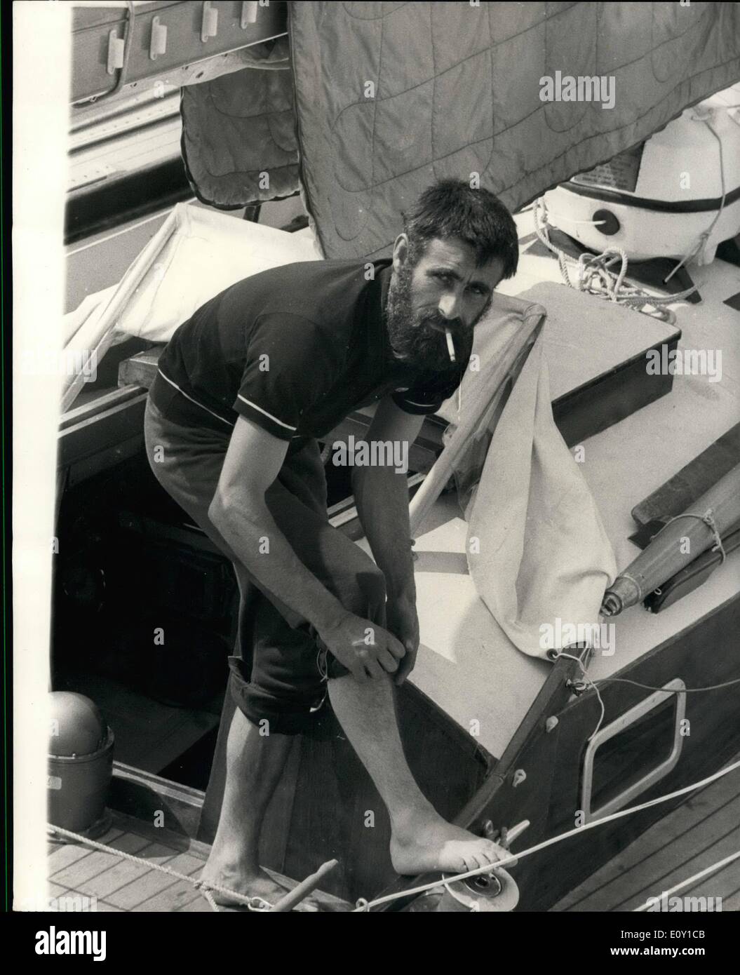 Mai 05, 1968 - LES PRÉPARATIFS POUR LA course transatlantique en solitaire. Alerie montre :- ANDRÉ FOEZON, de France, à Banque D'Images