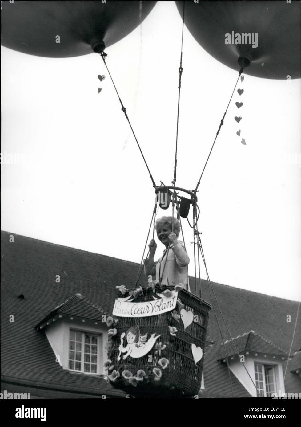 Mai 05, 1968 - La charmante animatrice monta dans un ballon à air chaud pour recevoir le prix ''Flying Heart'' qui est destinée à honorer le meilleur roman de l'année ''Le Rêveur''. Roger Riviere Banque D'Images
