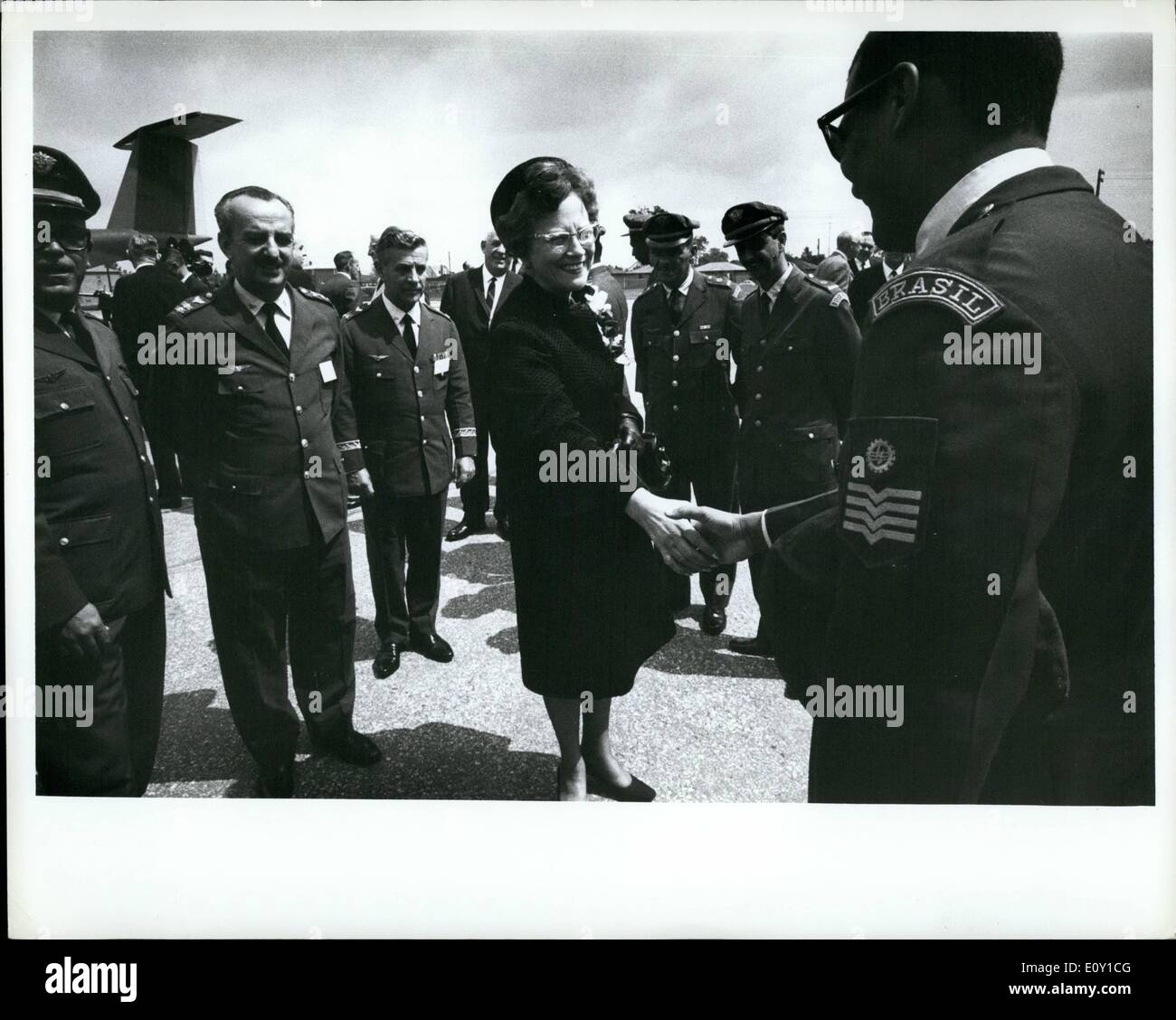 05 mai, 1968 - 31 mai 1968, De Havilland Canada remet le premier bison pour l'Armée de l'air brésilienne. Aujourd'hui, à l'usine de Downsview, Ontario La de Havilland Aircraft of Canada Limited, M. O. B. Boggs, Président de la Société, présente le journal de bord pour la première de Buffalo des Forces Aériennes Brésiliennes un contrat pour 12, au Colonel Paulo C. Salema, attaché de l'air brésilienne pour le Canada Banque D'Images