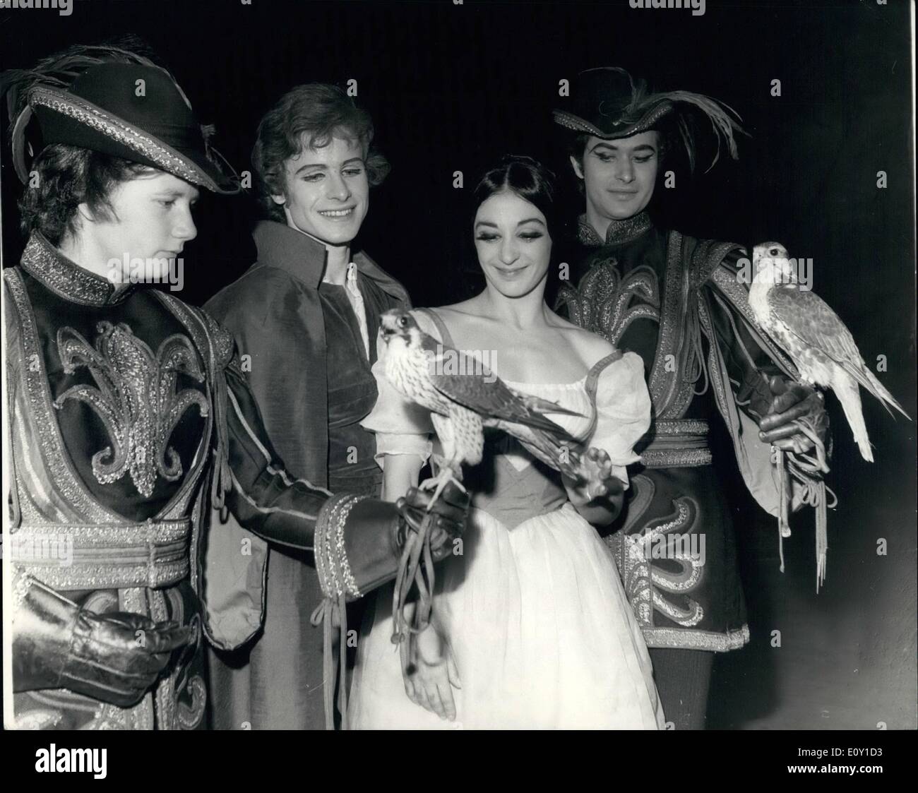 Mai 05, 1968 - Live pèlerin à Covent Garden. Le mercredi, 15 mai, le Royal Ballet présentera une nouvelle production de la célèbre ballet Giselle. La production est par Peter Wright et décors et costumes sont par Peter Farmer. Ce ballet sera ensuite vu en Suisse, France, Espagne, Italie, Pertugal et Heiland, lorsque le Royal Ballet fait un tour de 14 semaines de l'Europe en Mai, Juin, Juillet et Août. Dans le premier acte de Giselle, deux faucons pèlerins sont à utiliser à Covent Garden au cours de la scène de chasse Banque D'Images