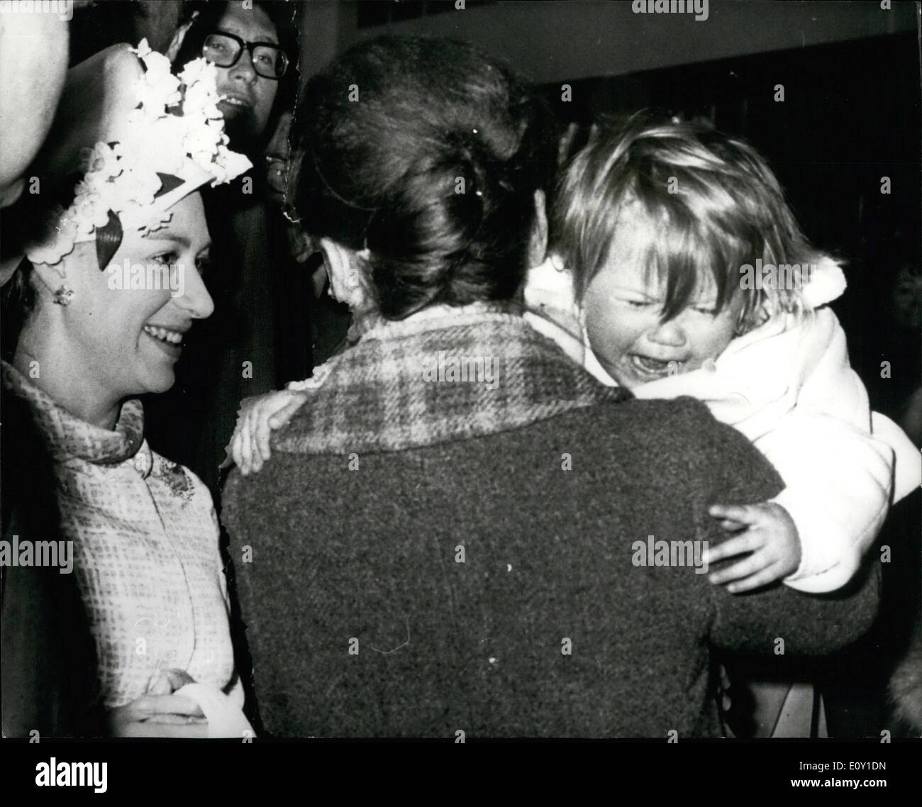 Mai 05, 1968 - Sharon REÇOIT UN Apaisant Royal : Sharon âgé d'un an hier Galvin fondit en larmes - et avec raison. Un photographe de presse venait de tombé sur son bouton-président au Bentalls magasin à Kingston (Surrey) au cours de la visite du magasin par la princesse Margaret. La princesse (à gauche) se dirigea vers Sharon et a demandé : ''elle est super''. Sharon a été repris par 26 ans, Mme Noreen O'Brien, un ami de sa mère, comme Sharon pleuré, Princess Margaret a essayé de la réconforter, mais Sharon ne pouvait pas être consolé. La mère de Sharon - la famille vit à Kew-jardins Banque D'Images