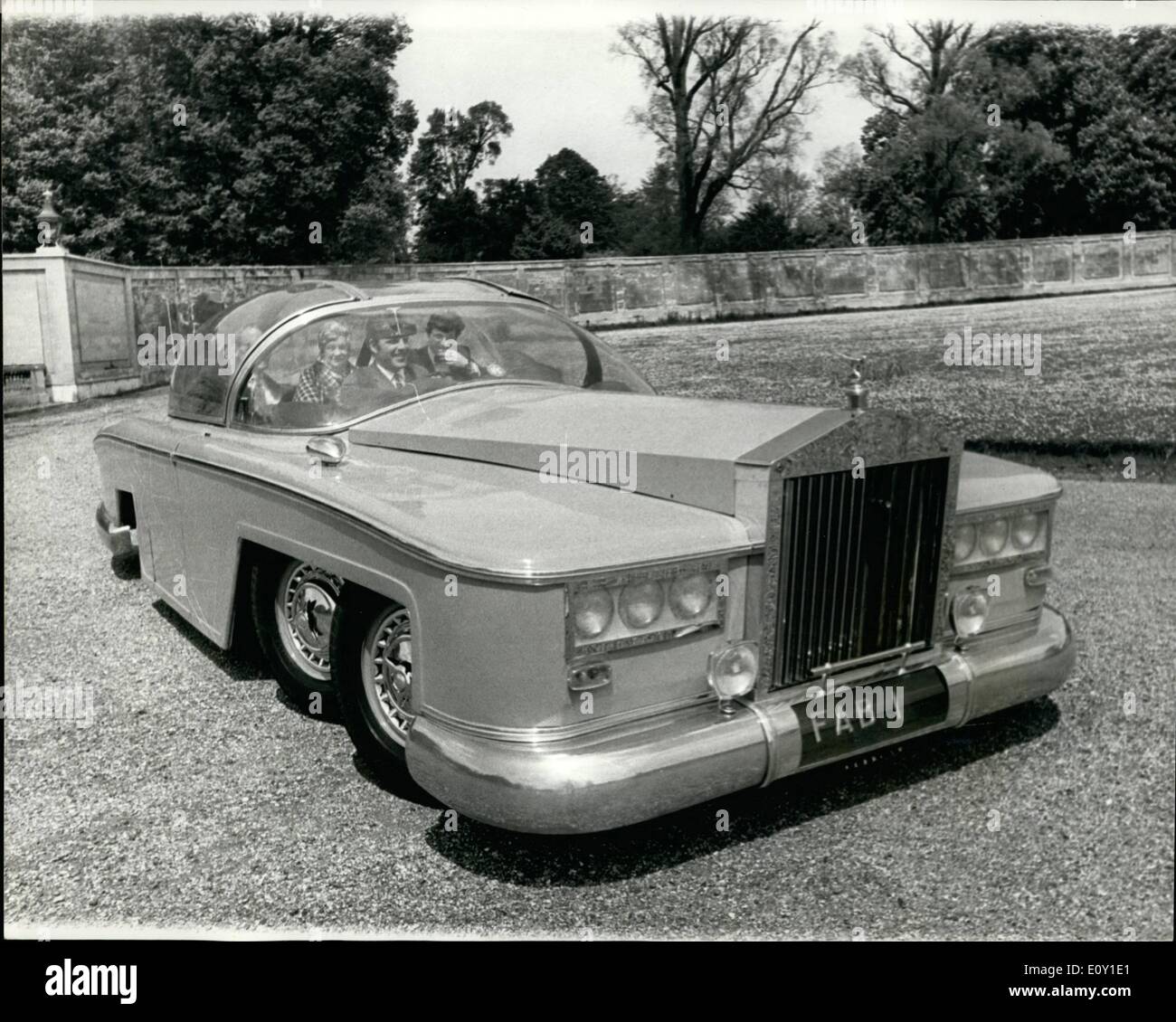 Mai 05, 1968 - La plus grande et la plus chère voiture. La Fabuleuse Fab. Le plus grand, le plus cher et le plus futuriste de voiture dans le monde a été dévoilé lors d'une réception aujourd'hui (dimanche) à l'accueil du duc de Bedford, l'abbaye de Woburn, Bedfordshire. La voiture, Fab, est une version entièrement opérationnelle, de la limousine rose utilisé par plat marionnette héroïne Lady Penelope dans Garry Anderson Thunderbirds série '''', et dans son United Artists film de ''Thunderbirds Six'' Banque D'Images