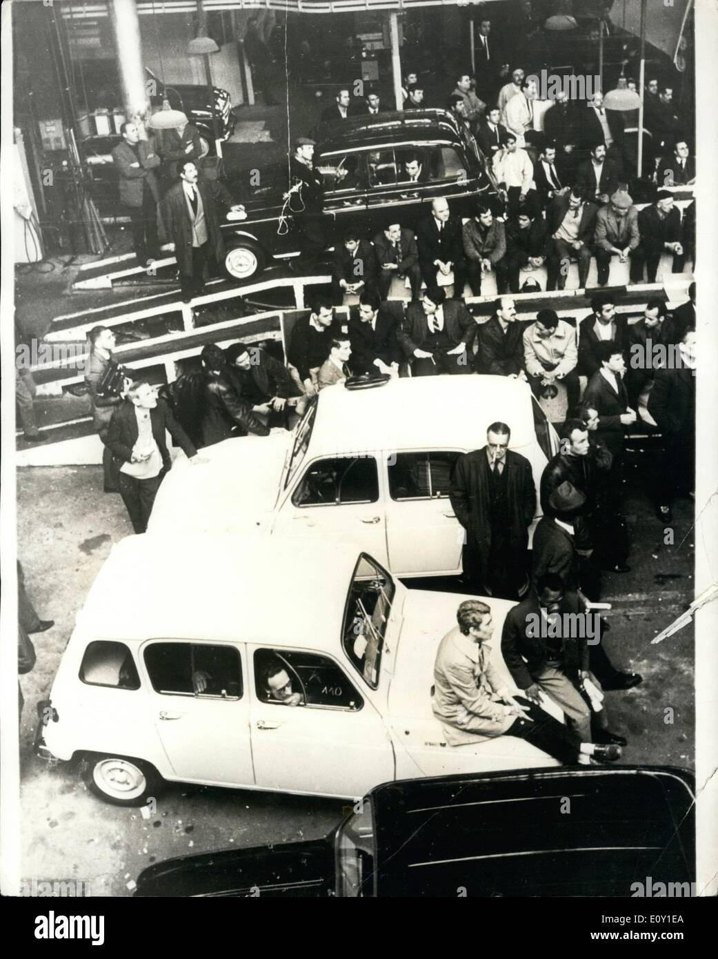 Mai 05, 1968 - Les travailleurs occupent l'usine Renault. : depuis le jeudi soir, le drapeau rouge a volé sur les usines Renault à Boulogne Billan cour et ailleurs. Les travailleurs sont en grève pour une durée indéterminée et occupent les bâtiments. Photo montre la scène à l'intérieur de l'usine Renault à Boulogne Billan cour lors d'une réunion de l'O.G.T. Banque D'Images