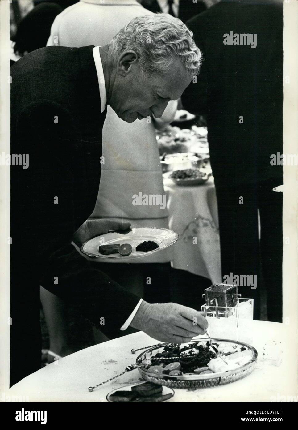 Mai 06, 1968 - ici, c'est premier ministre Couve de Murville essayer le caviar iranien. Banque D'Images