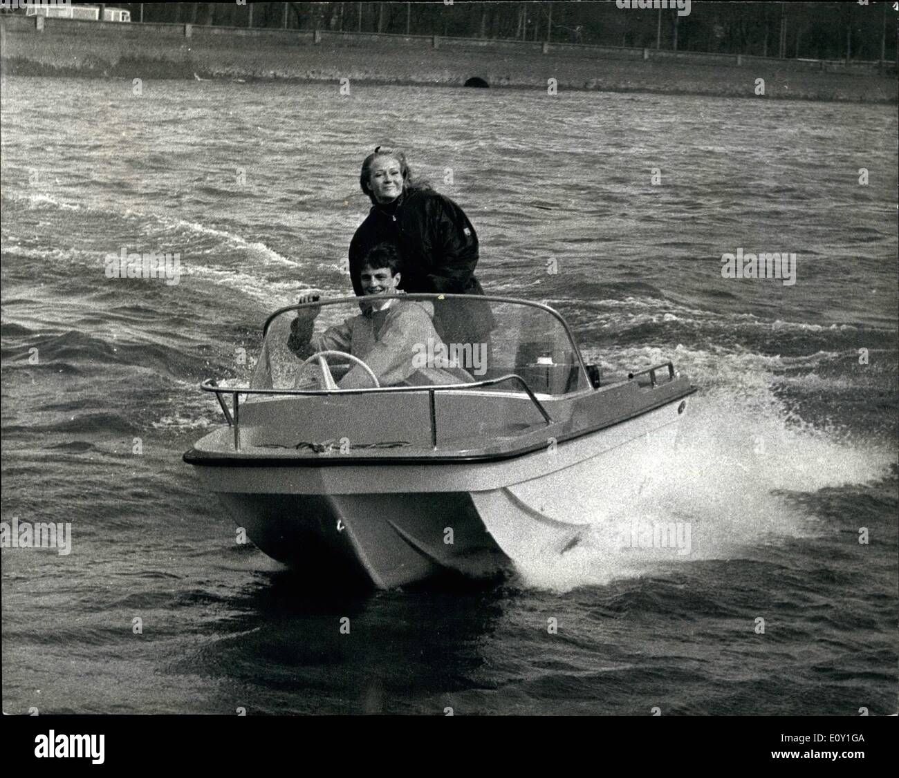 Mar. 03, 1968 - Bateau insubmersible démontré. Des manifestations ont eu  lieu sur la Tamise à Londres du Trifoil - une cathédrale bateau - c'est à  dire qu'il a trois coques 