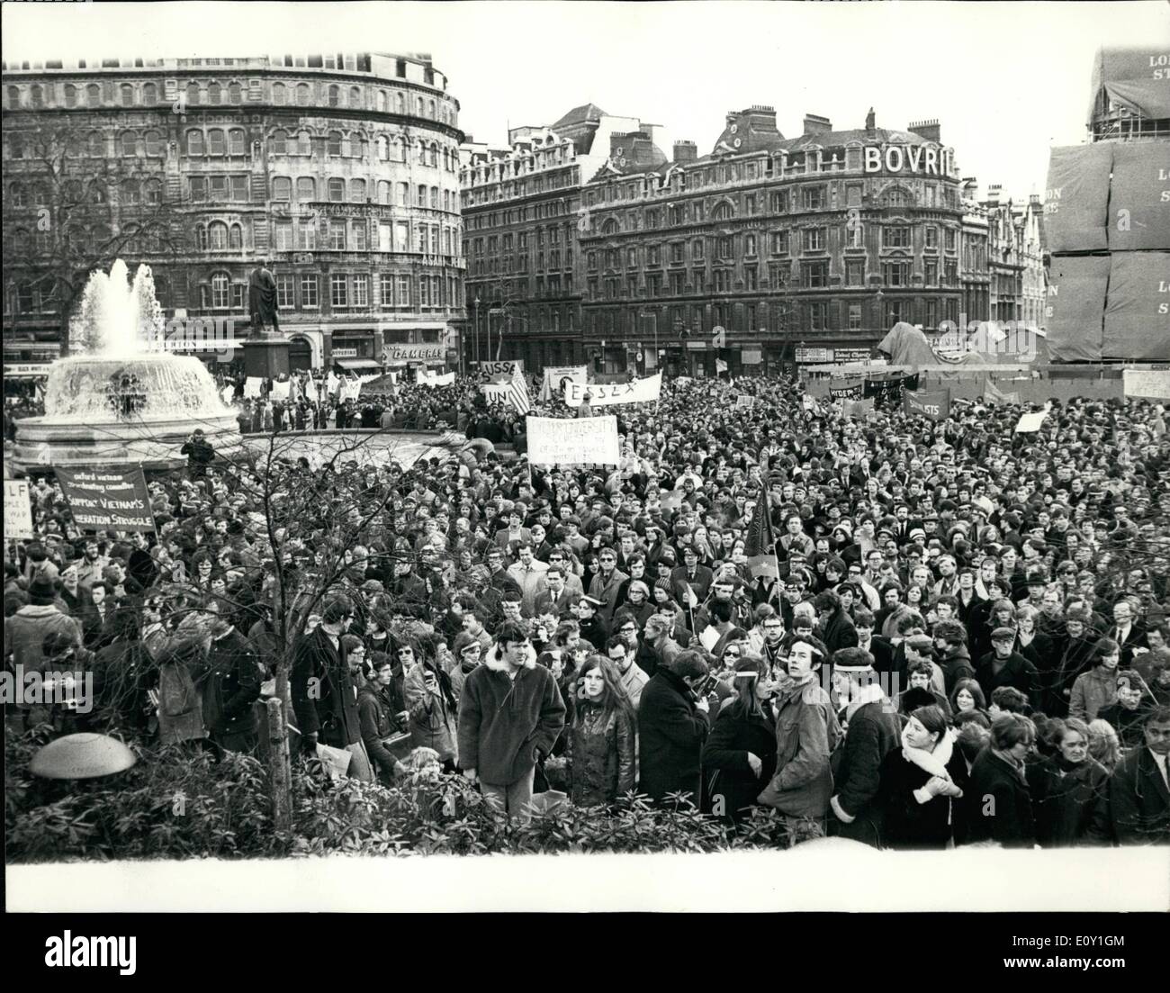 Mar. 03, 1968 - démonstration Anti-Vietnam tenir la réunion de masse dans Trapaigar square et mars pour nous, ambassade : masses, de la plupart des manifestants contre la guerre du Viêt-nam à Trafalgar Square, cet après-midi, et après la réunion ils défileront pour groetanor square pour protester contre l'extérieur de l'ambassade américaine . En même temps, lundi, de l'aile droite d'Oisans qui appuient les Américains dans leur guerre en vietan, tiendra un rassemblement à la place de gouverneur , après quoi ils delver une lettre à l'ambassade américaine qui ils vont livrer une lettre à l'ambassade américaine à l'appui de la guerre américaine au Vietnam Banque D'Images