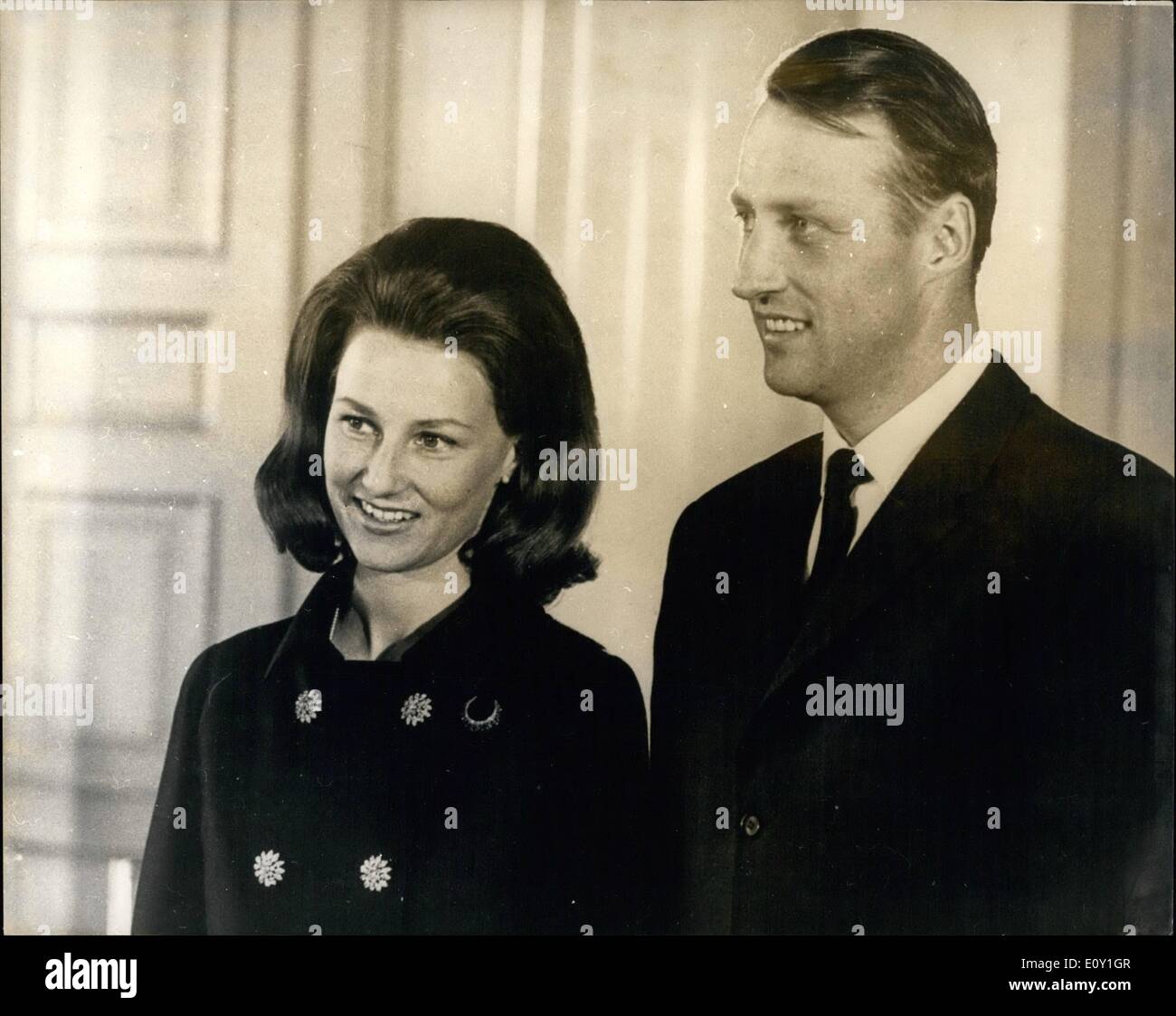 Mar. 03, 1968 - Le Prince Harald de Norvège engagé. : le Prince Harald de Norvège, 31, et Mlle Sonja Haraldsen, 30, après l'annonce de leur engagement de mardi. Le couple va se marier à la fin du mois d'août ou début septembre. Banque D'Images