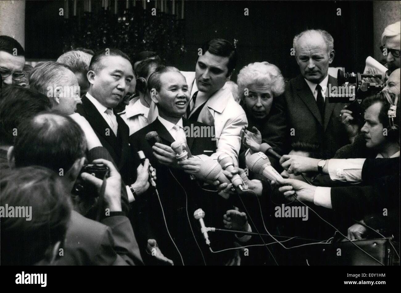 22 mai 1968 - Nord Vietnam's Mai Van Bo et Xuan Thuy parler aux journalistes .co Banque D'Images