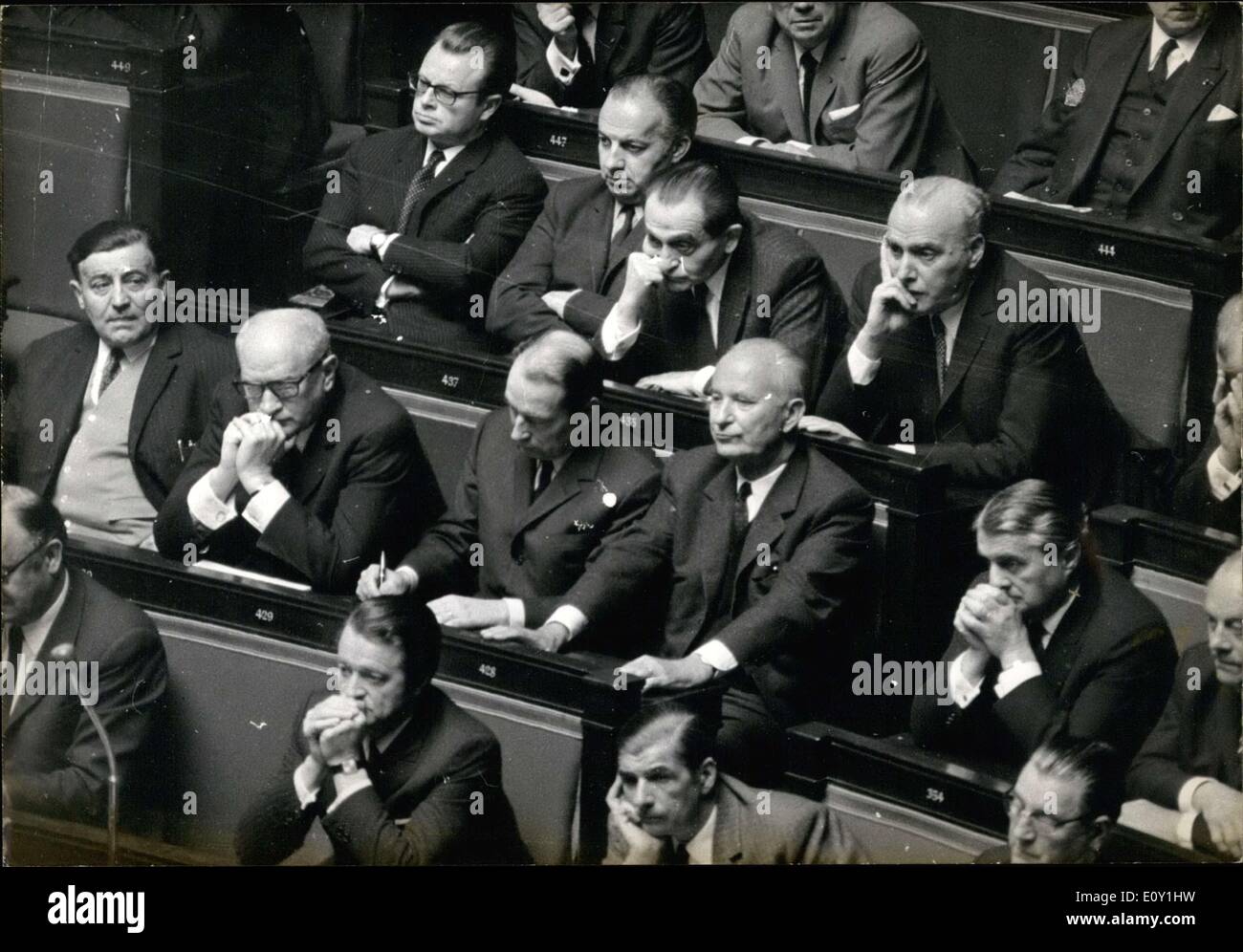 22 mai 1968 - De gauche à droite, Guy Mollet, François Mitterrand, Gaston Defferre et Pierre Mendes-France assis derrière eux. (Cre Banque D'Images
