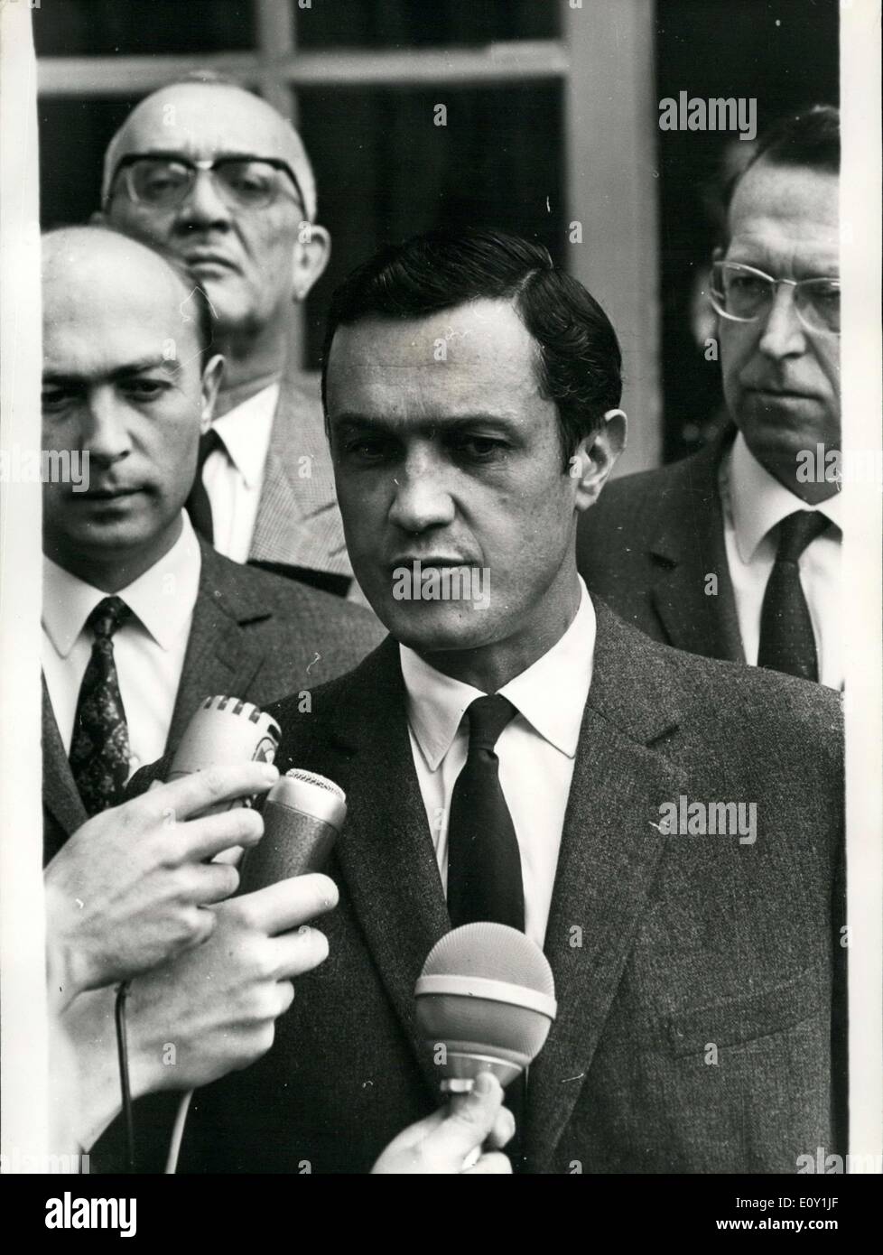26 mai 1968 - Dans le cadre de négociations entre les représentants des syndicats de travailleurs et employeurs, Bernard Lecat, président Banque D'Images