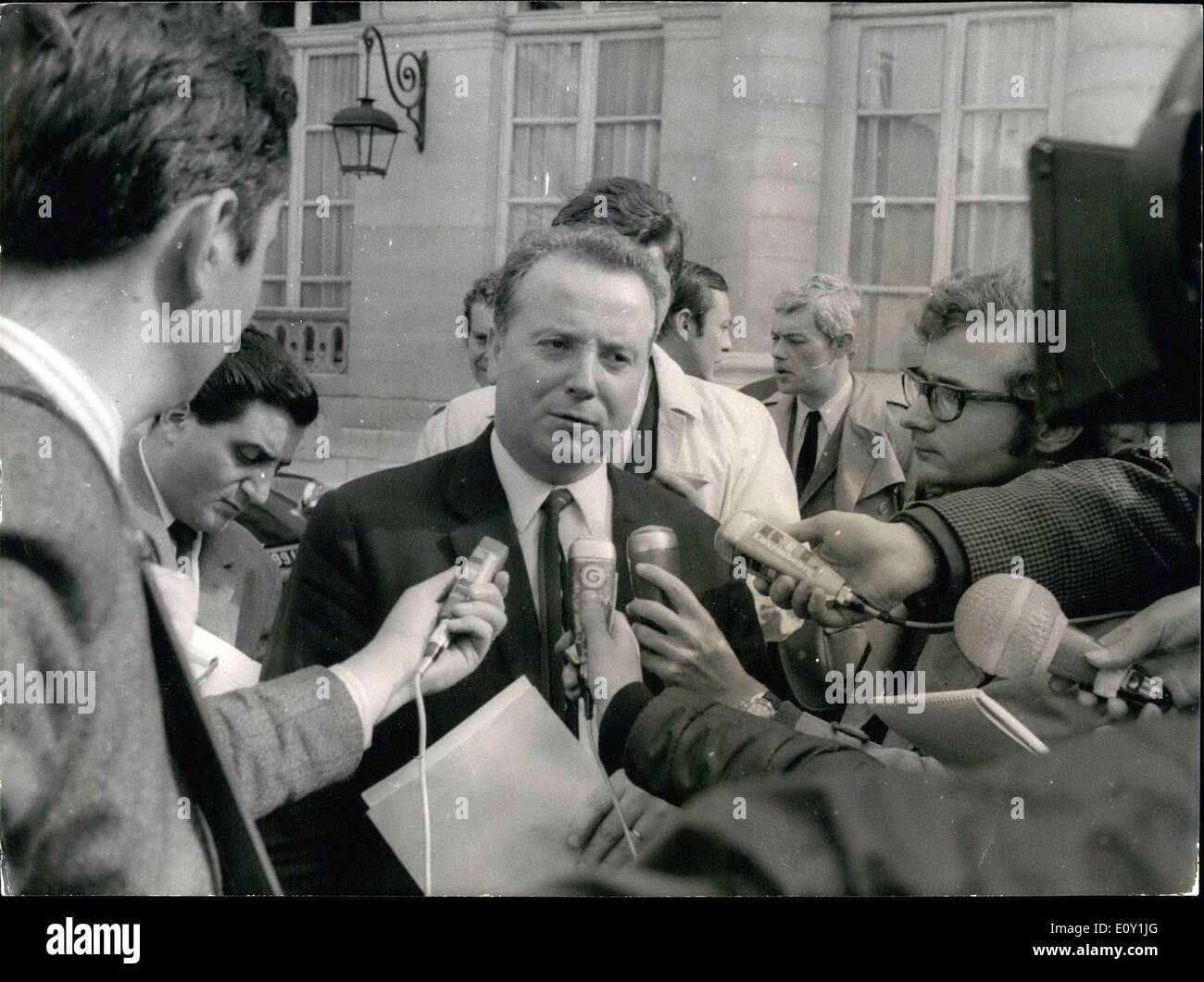 26 mai 1968 - Georges Seguy parlant à la journaliste tout en laissant l'ESS de Matignon. Banque D'Images