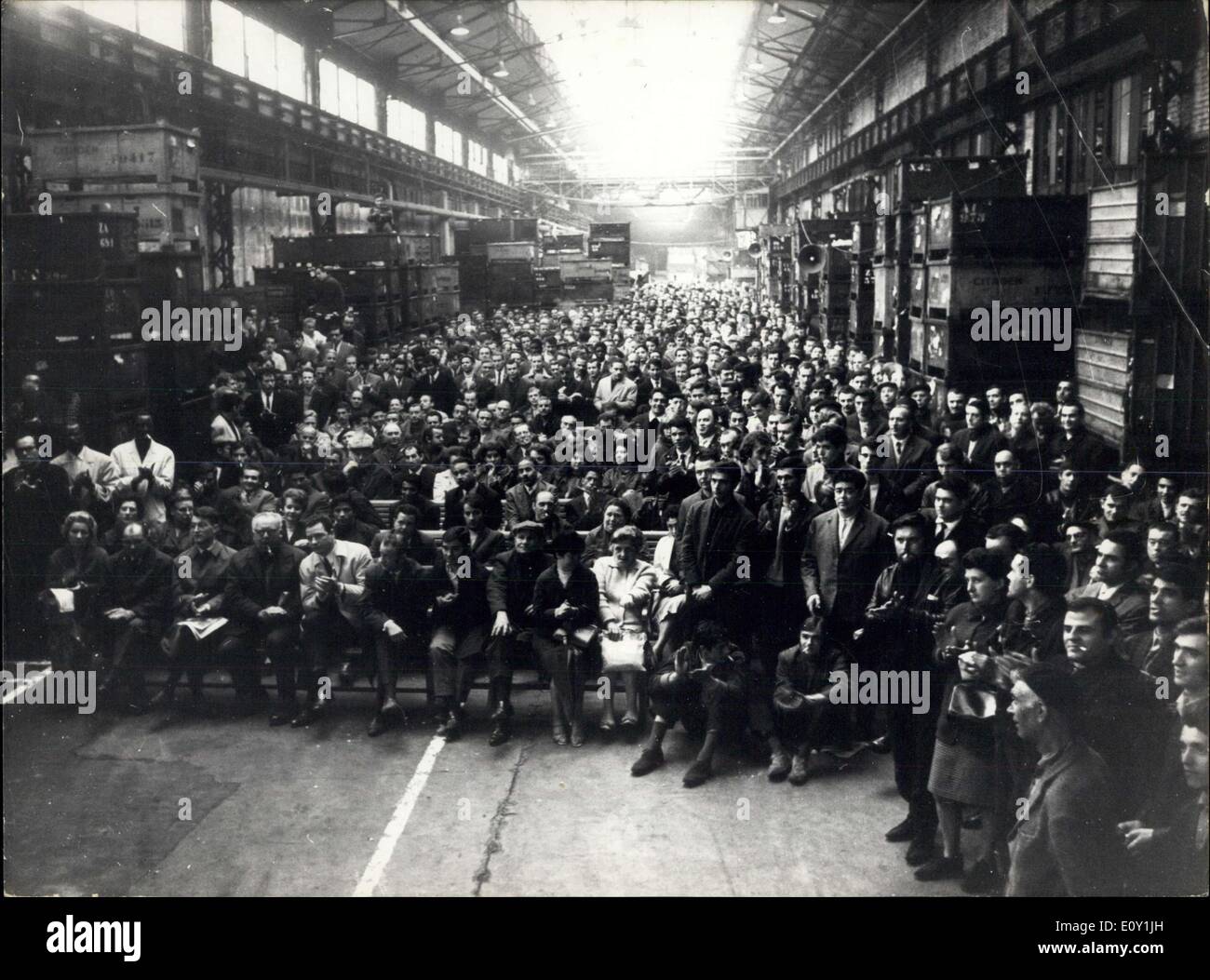 27 mai 1968 - Situation En France : Les grèves Rendez-vous sur : photo montre les travailleurs de l'usine Citroën normale l'usine en photo lors d'une Banque D'Images