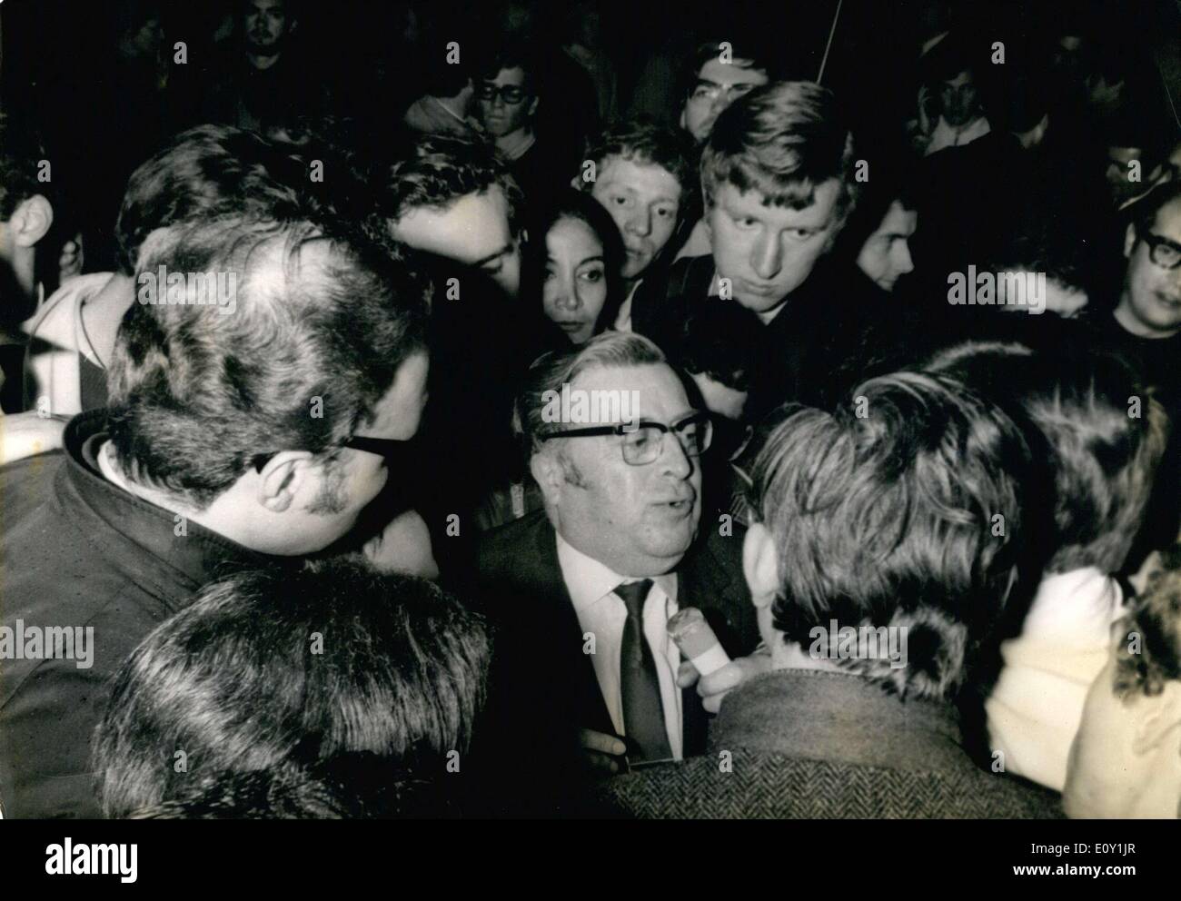 27 mai 1968 - Fernand Sauzedde avec manifestants étudiants Banque D'Images