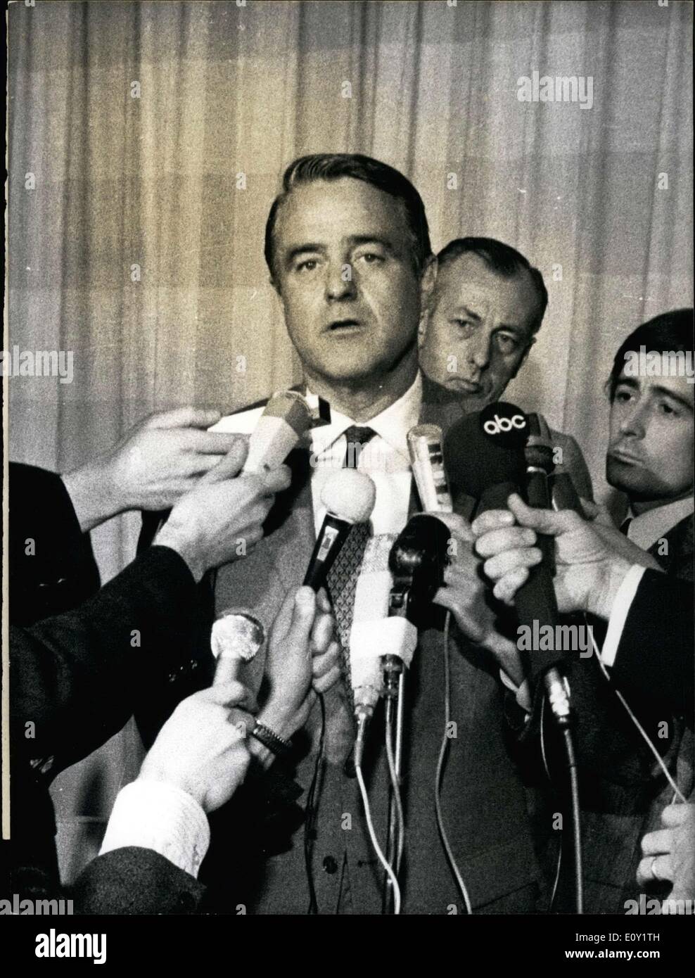 Le 09 mai, 1968 - Sargent Shriver à Paris : M. Sargent Shriver le nouvel ambassadeur des Etats-Unis en France, est arrivé à Paris hier soir. Photo montre Sargent Shriver est représenté sur l'arrivée à l'aéroport d'Orly. Banque D'Images
