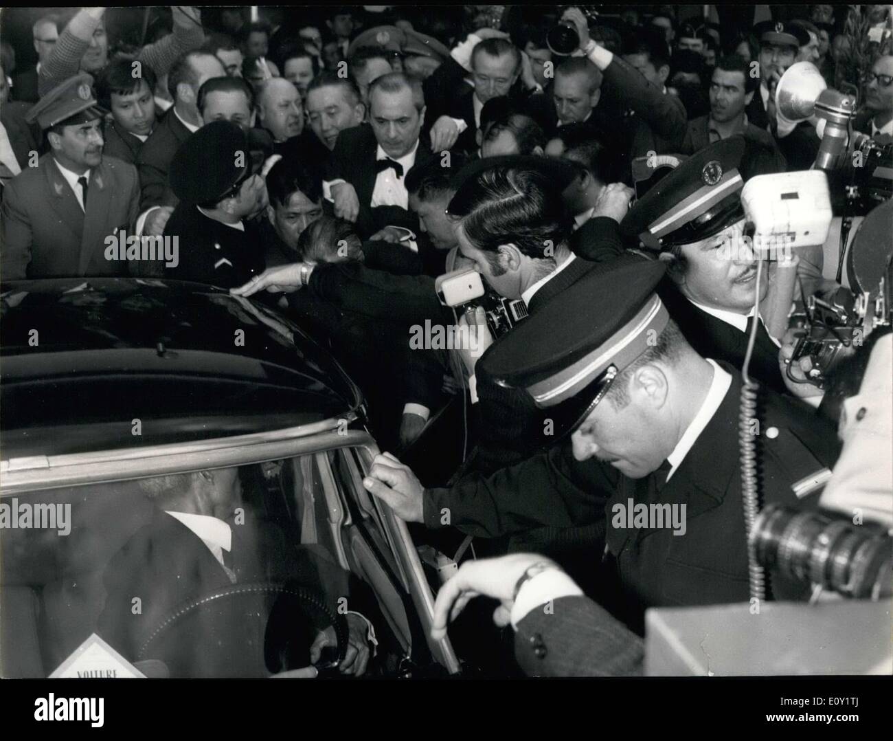 Le 09 mai, 1968 - Xuan Thuy Dring voiture à Paris pour la Conférence au Vietnam Banque D'Images