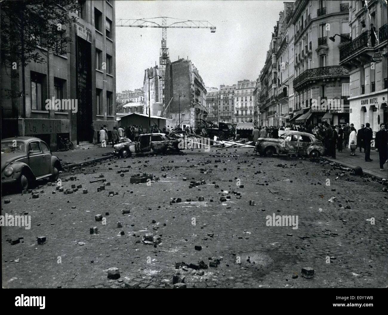 11 mai 1968 - Les élèves et les policiers se trouvaient sur chaque autres gorge toute la nuit jusqu'aux premières heures de samedi matin dans le Quartier Latin. Toutes les rues étaient barricadées et plusieurs voitures ont été incendiées. 367 personnes ont été blessées et 54 personnes sont dans un état grave à l'hôpital. Banque D'Images