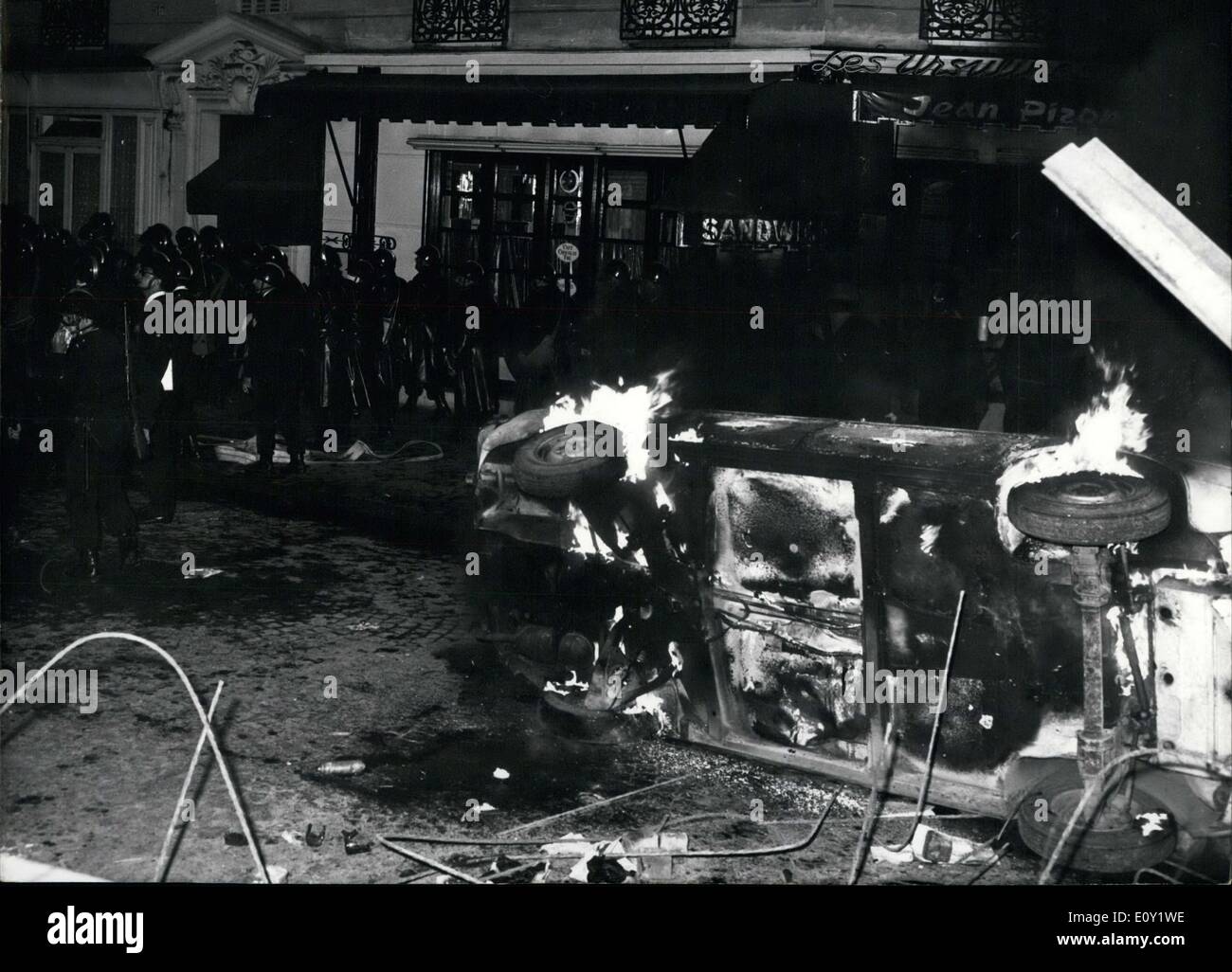 11 mai 1968 - Location pendant une émeute dans le Quartier Latin de Paris Banque D'Images