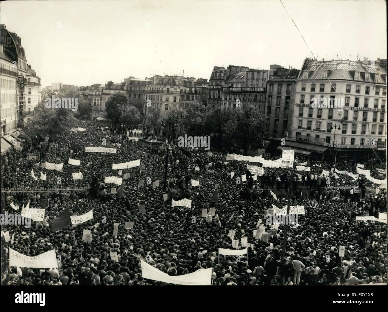 13 mai 1968 - Les étudiants et les travailleurs qui manifestaient dans Paris Banque D'Images