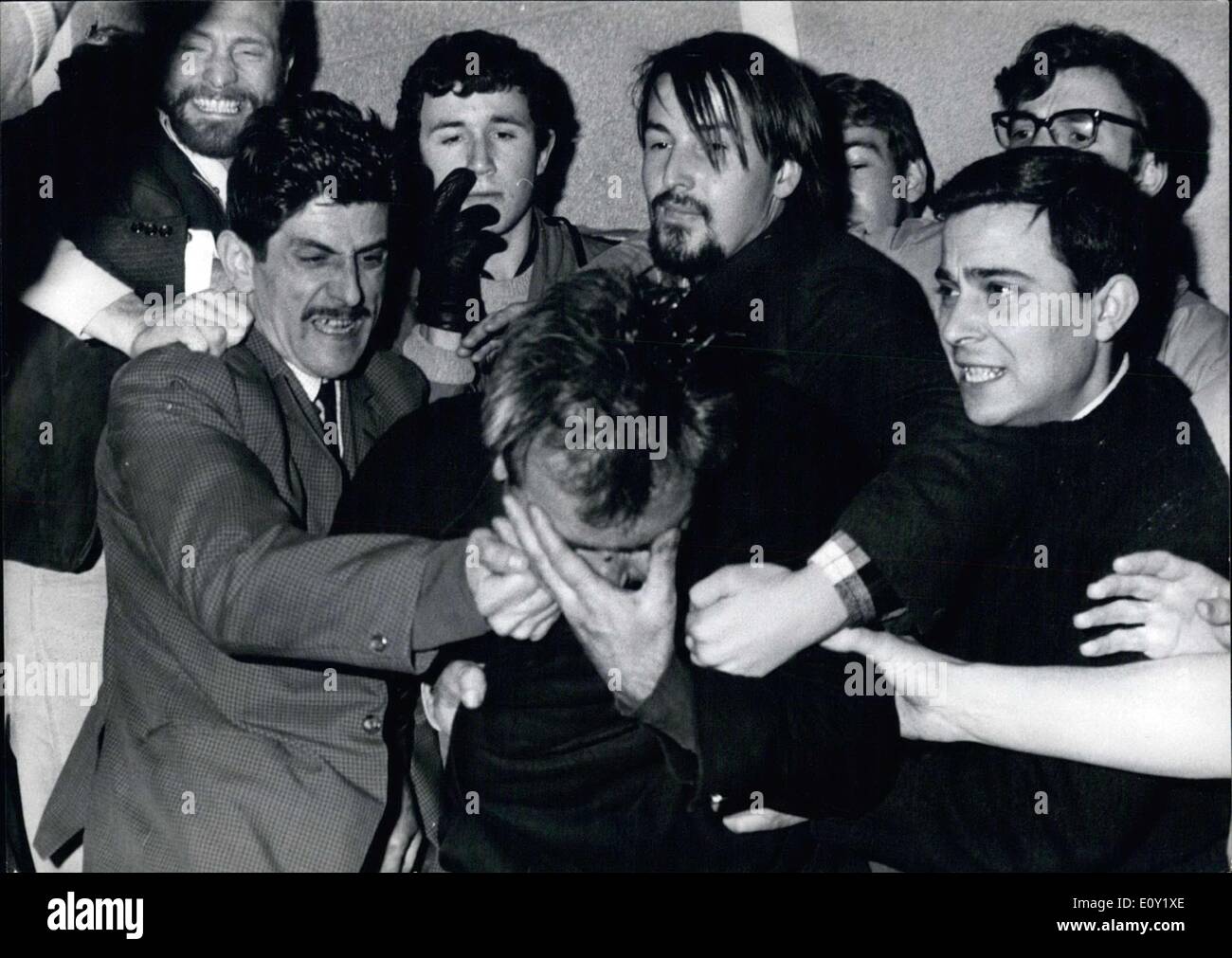 13 mai 1968 - des manifestants violents lors d'une conférence en Grèce Banque D'Images