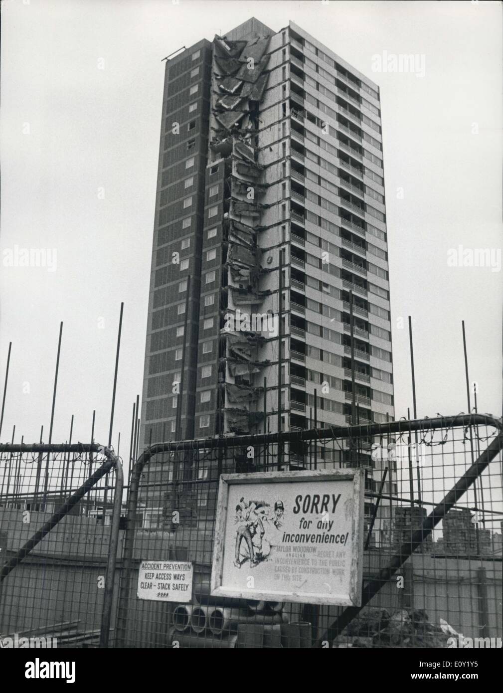 16 mai 1968 - Dans le cadre du bloc d'appartements s'effondre : Trois personnes sont mortes et trois ont disparu lorsque la catastrophe a frappé un nouveau bloc de gratte-ciel de logements sociaux dans les boucheries Road, Canning Town, in London's docklands aujourd'hui. L'ensemble de l'angle sud-est de l'immeuble effondré. 23 La cause n'a pas encore été établi, mais des rapports a dit qu'il y avait eu une explosion. Photo montre un signe plutôt incongru sur les portes de l'appartements montrant la partie effondrée du bâtiment en arrière-plan. Banque D'Images