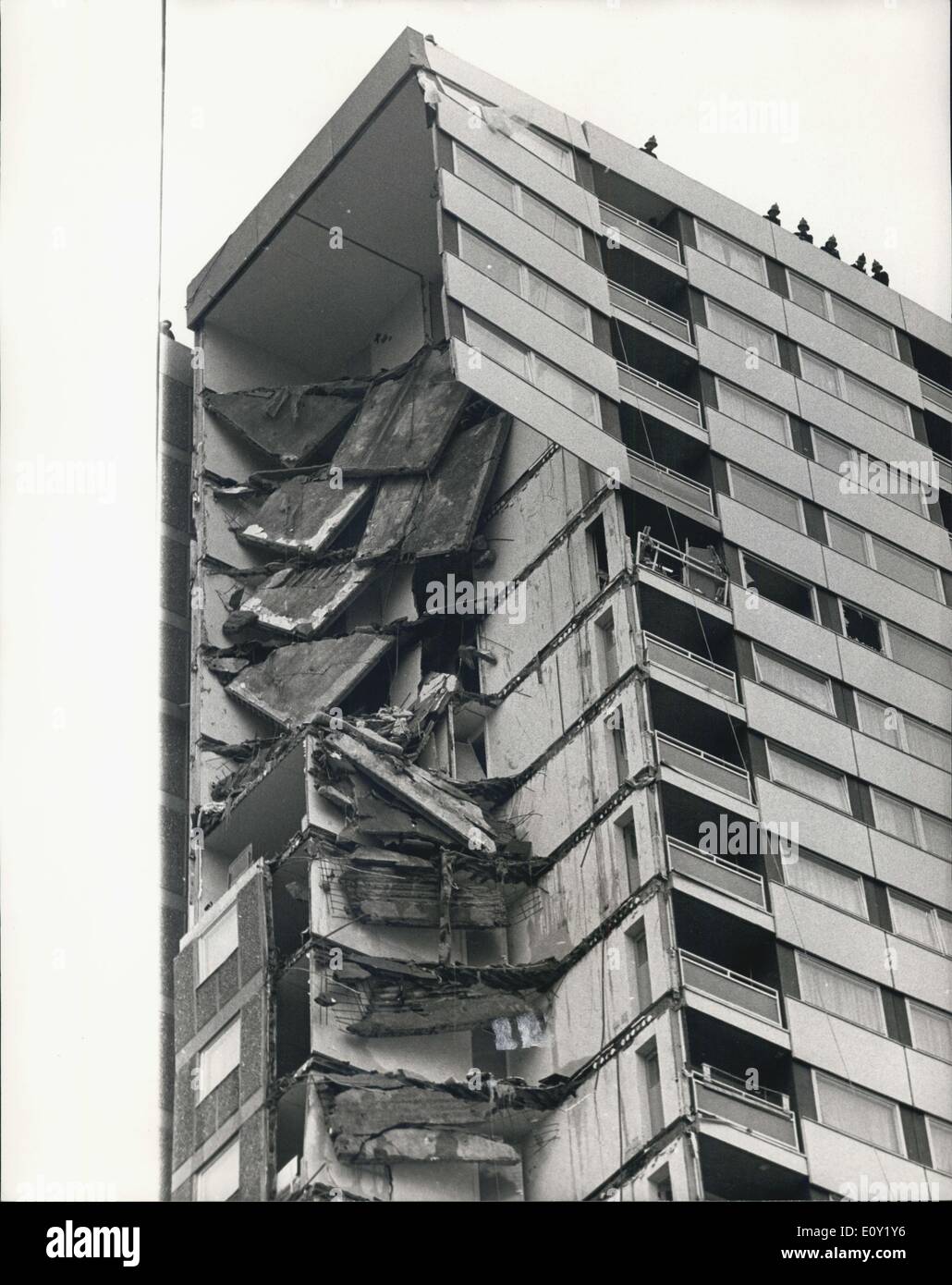 16 mai 1968 - 15 morts et 80 prisonniers lorsqu'une partie du bloc d'appartements s'effondre : 15 personnes sont morts et 80 prisonniers de l'Est de Londres aujourd'hui, lorsqu'une partie d'un bloc de 23 étages d'appartements s'est effondré aujourd'hui. Des équipes de police et pompier fouillé les décombres de Butcher's Road, Canning Town. Rapports a dit qu'il y avait eu une explosion juste avant l'effondrement de l'angle sud-est de l'immeuble. La photo montre la vue montrant une partie de la section du bloc d'appartements. Banque D'Images