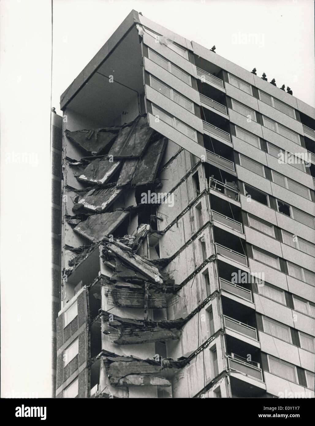 16 mai 1968 - 15 morts et 80 prisonniers lorsqu'une partie du bloc d'appartements s'effondre. 15 personnes sont morts et 80 prisonniers de l'Est de Londres aujourd'hui, lorsqu'une partie d'un bloc de 23 étages d'appartements s'est effondré aujourd'hui. Des équipes de pompiers ad police fouillé les décombres de Butcher's Road, Canning Town. Rapports a dit qu'il y avait eu une explosion juste avant l'effondrement de l'angle sud-est de l'immeuble. Photo : Keystone montre- vue montrant une partie de la section du bloc d'appartements. Banque D'Images