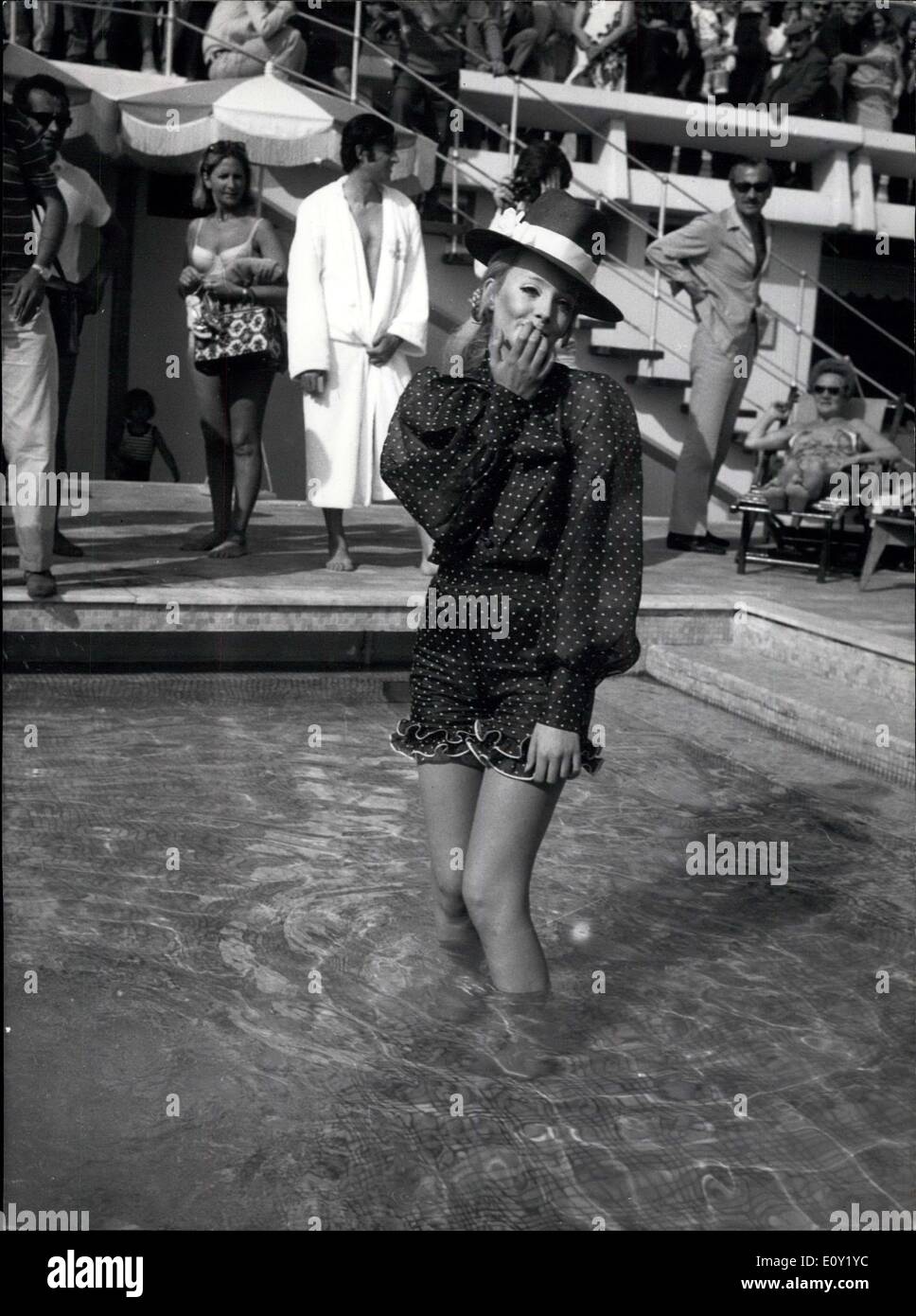 16 mai 1968 - Festival de Cannes : photo montre Geneviève Waite qui joue dans Joanna, Un film projeté au festival de Cannes photographié dans la piscine coisette à la mode. Banque D'Images