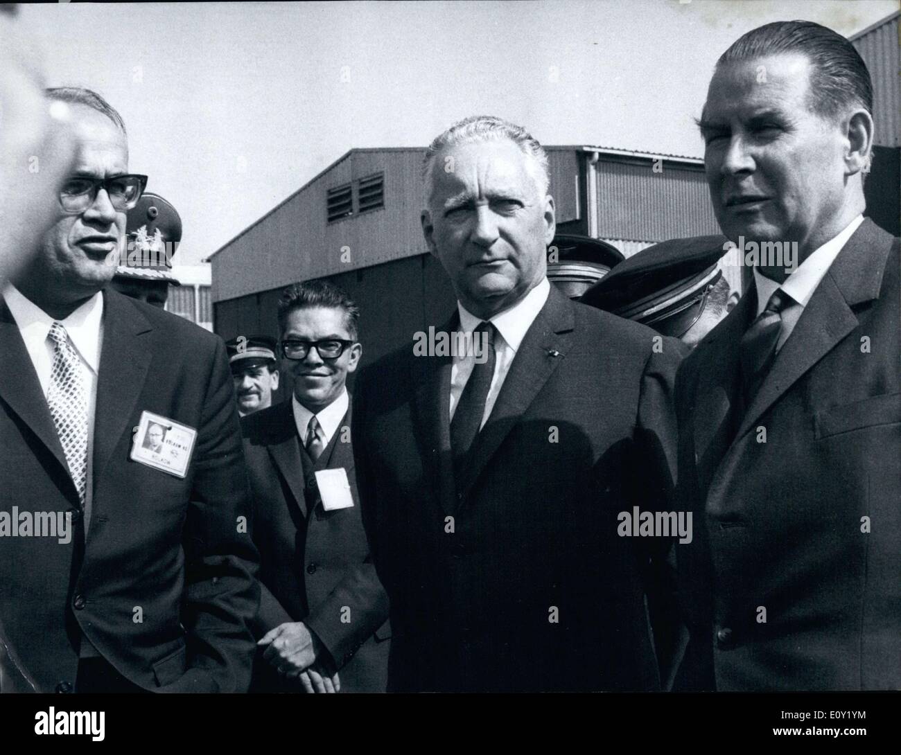 16 mai 1968 - Le ministre de la Défense français Pierre Messmer et le ministre de la Défense, Gerhard Schr ?der a visité l'usine de Bolkow Ottobrunn dans le cadre d'une visite. Au centre de la visite a été l'usine entre Bolkow et la société française Nord-Aviation. Sur la photo de gauche à droite : Ludwig Bolkow, Pierre Messmer, et Gerhard Schr ?der avant la visite à l'usine de Bolkow. Banque D'Images