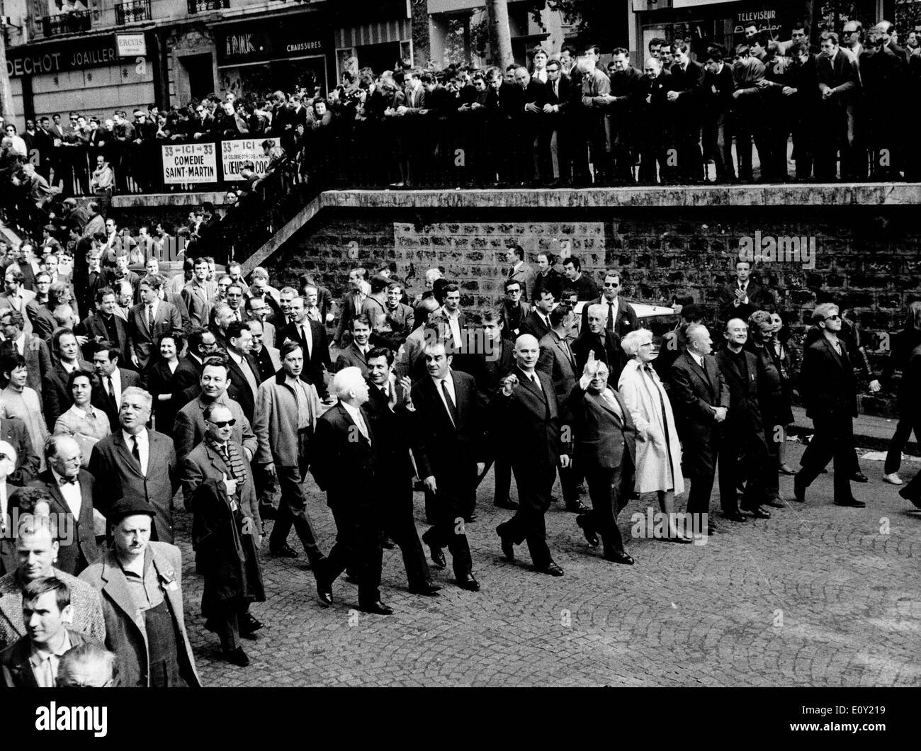 29 mai 1968 ; Paris, France ; JACQUES DUCLOS communiste mars avec les travailleurs de la CGT et partisans de Bastille à Saint Lazare. Banque D'Images