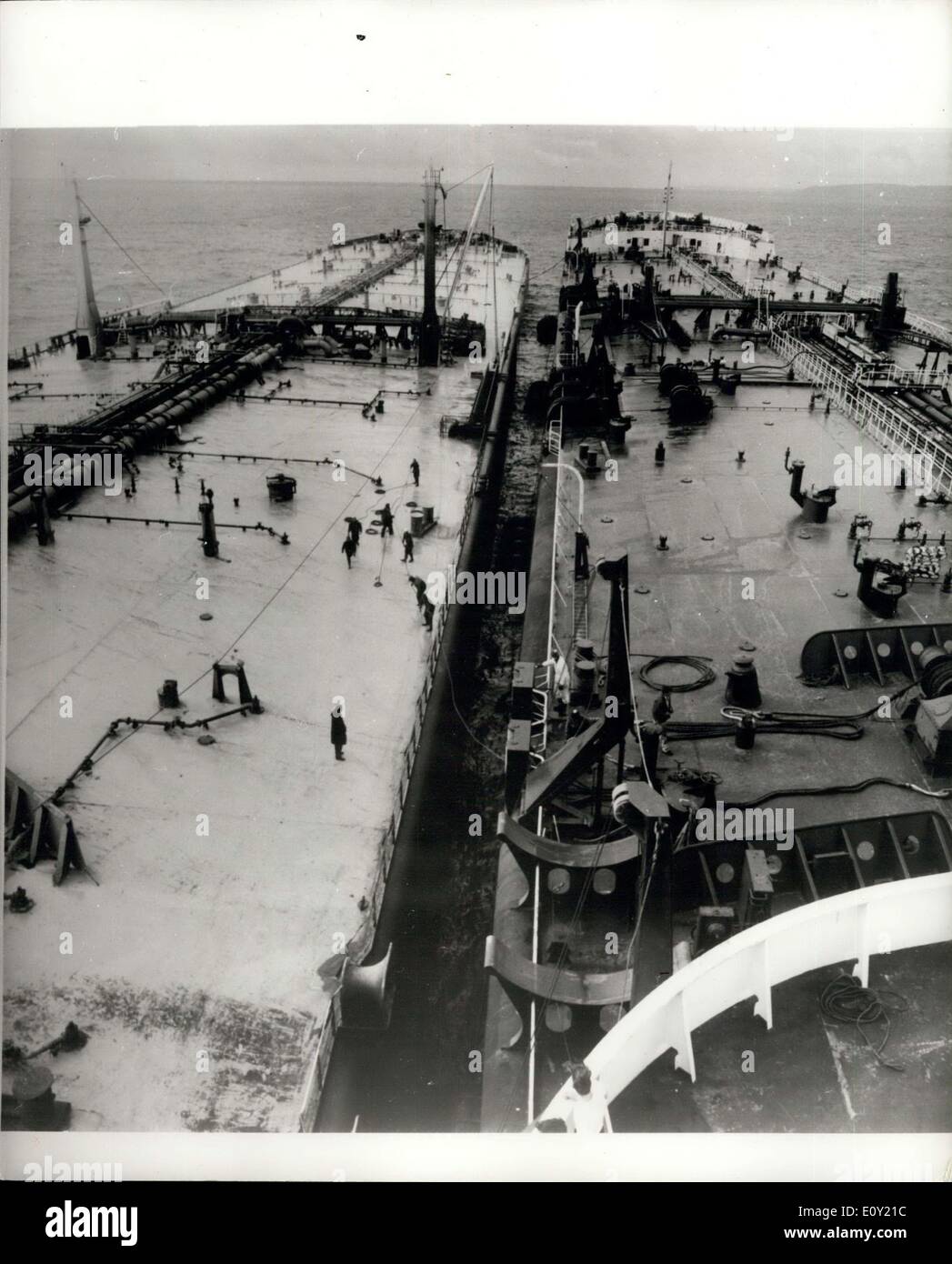 30 mai 1968 - 30 mai 1968, V.L. ÉclairageC.Cs (très gros transporteurs de brut). Shell International Marine Limited a introduit de nouvelles méthodes pour alléger C.L.F. Cs en mer par le transfert d'une partie de leurs cargaisons de pétrole brut à un plus petit spécialement équipés. C.L.F. Cs de pétroliers d'une 200 000 tonnes de d.w., viennent maintenant dans le shell, et il sera finalement 29 d'entre eux. Jusqu'en 1970, lorsque les plans d'approfondir l'entrée satellite à Europort, Le Havre et de Göteborg sont terminés, ces navires ne seront pas en mesure d'accoster en Europe de l'Ouest en transportant un chargement complet Banque D'Images