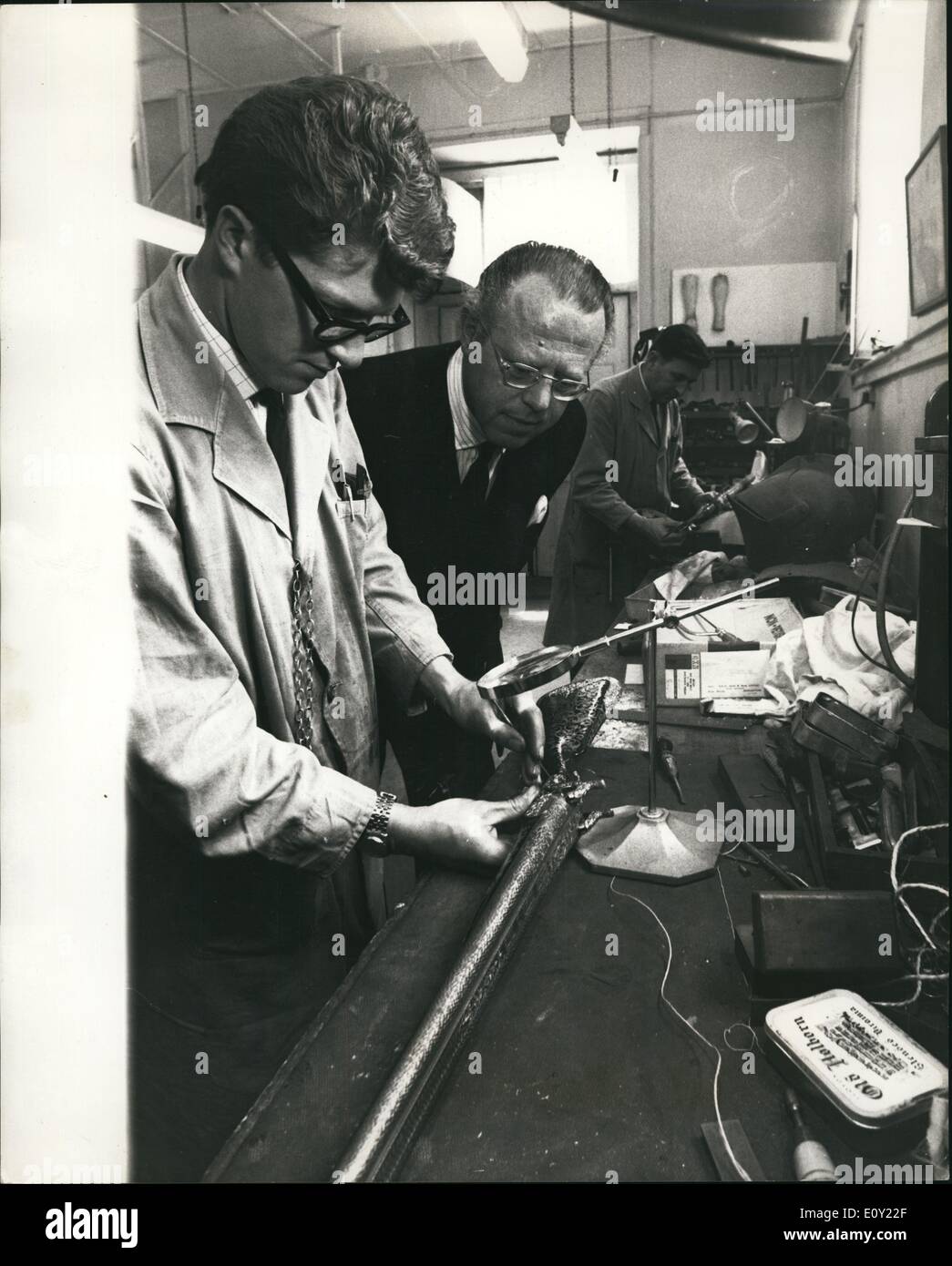 Juin 06, 1968 - nouvelles armoiries à la tour d'être ouverts aujourd'hui : nouveaux manèges à la Tour de Londres contenant l'exposition des plus beaux les fusils en Grande-Bretagne sont d'être inauguré aujourd'hui par le duc de Kent. Les armes sont de la Collection royale de Windsor. En même temps deux donjons, entièrement rénové et de l'habitation un affichage exceptionnel du 17ème siècle, l'armure sera ouvert. Photo montre M. James Jackson, la reine, de l'Armurerie dans la tour d'ateliers, un fusil à canon français finement décoré présenté à Prince Albert par Louise Philippe en 1844. À côté de lui est Monsieur A.R Banque D'Images