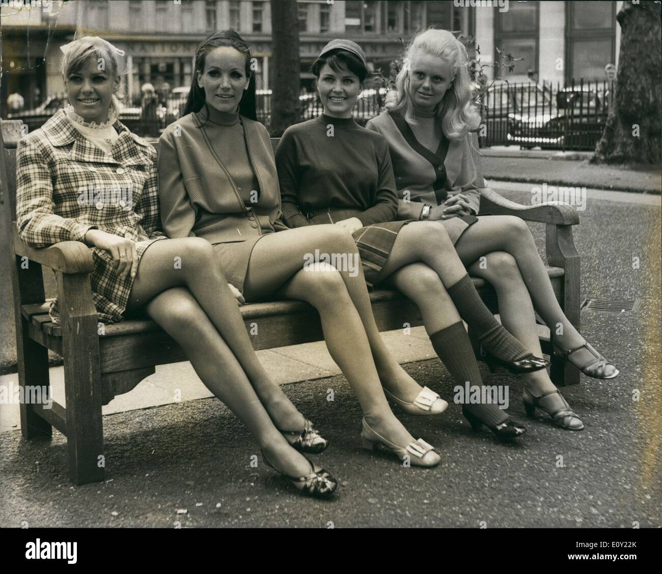 Juin 06, 1968 - Les reines de beauté à intervenir dans le concours de Miss Univers au Miami Beach : les reines de beauté représentant l'Angleterre, Irlande, Ecosse et Pays de Galles, ont quitté Londres aujourd'enroute pour Miami Beach, Floride, pour participer à l'concours de beauté Miss Univers. La photo montre la détente dans Leicester Square aujourd'hui avant leur départ pour l'aéroport sont (de gauche à droite). Miss Angleterre (Jennifer Summers, 22, de Warrington), Miss Irlande (échelles Tiffany, 22 ans, de Dublin), Miss Ecosse (Helen Davidson, 22 ans, de Glasgow) et de Miss Pays de Galles (Judith Radford, 19 de Swansea) Banque D'Images