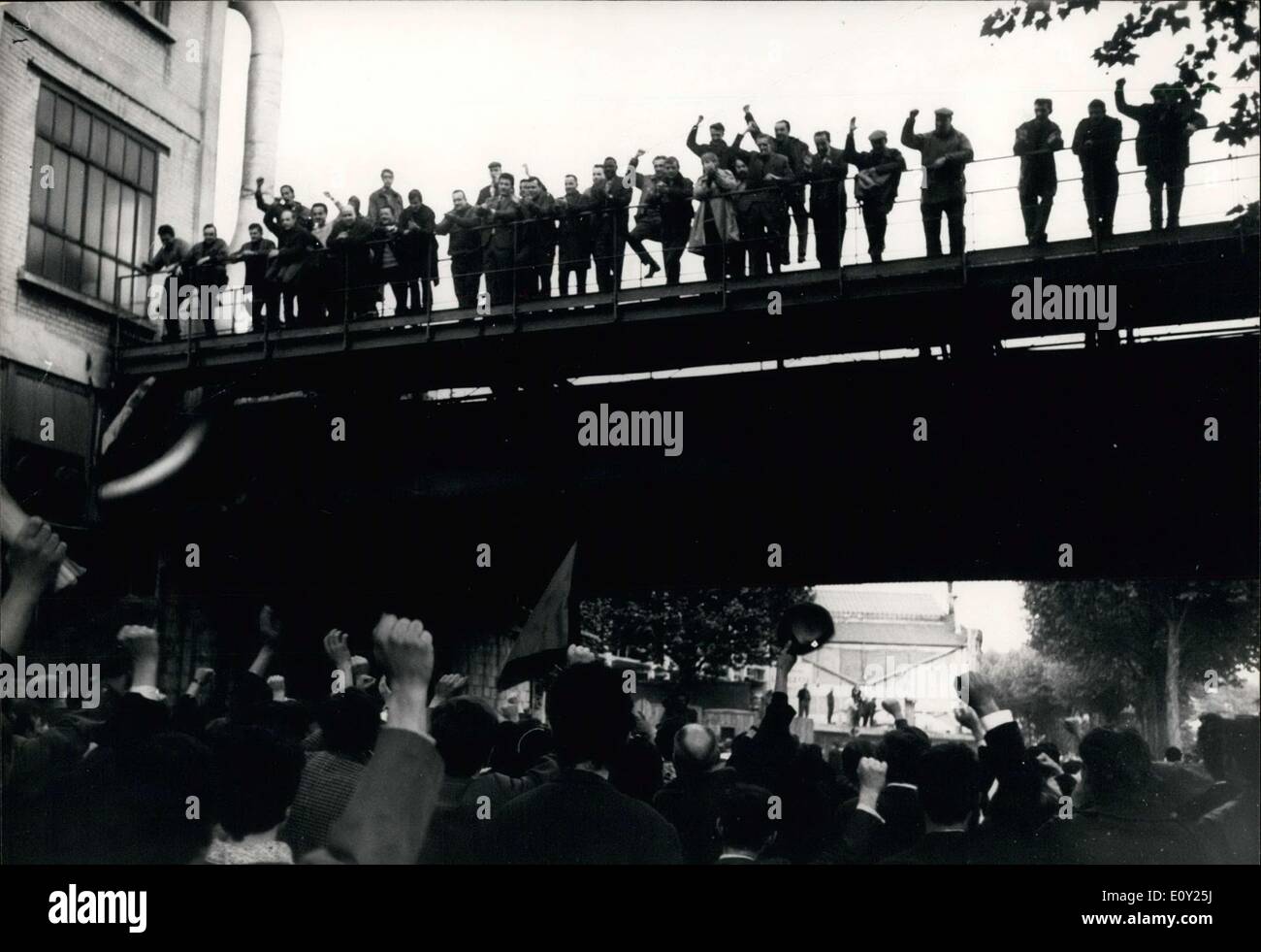 18 mai 1968 - étudiants français expriment leur solidarité avec les travailleurs de l'usine Renault .co Banque D'Images
