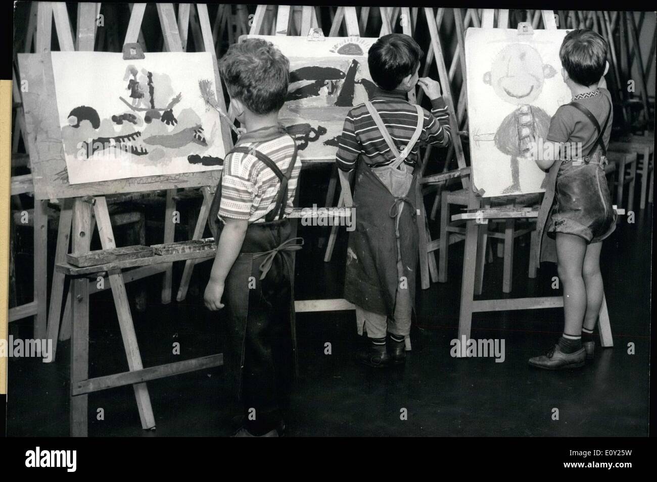 20 mai 1968 - l'on voit ici sont quelques peu d'artistes comme ils explorent leur ative côtés avec tableau blanc et de la peinture à l'International Banque D'Images