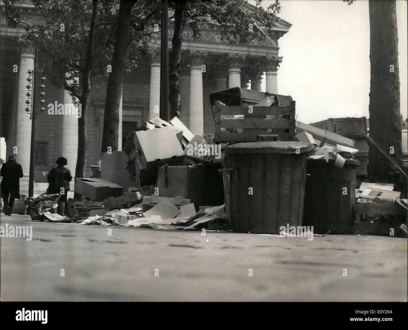 21 mai 1968 - Les ordures laissées sur le bord de la route près de la cathédrale de la Madeleine Banque D'Images