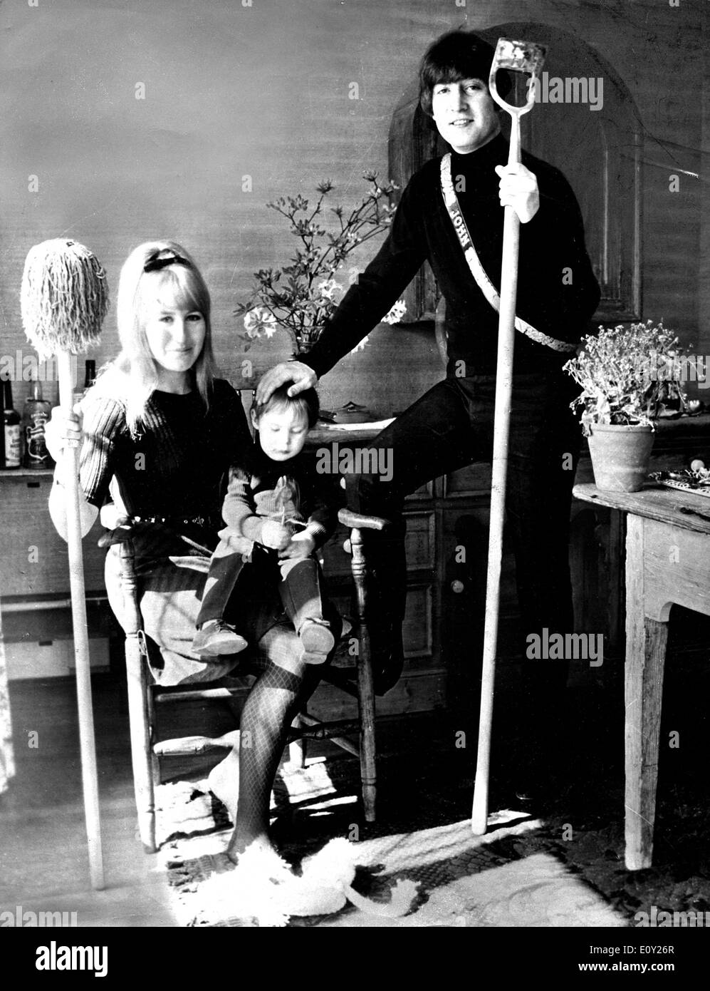 Aug 09, 1968 ; Londres, Royaume-Uni ; JOHN LENNON avec son épouse Cynthia & fils Julian dans leur secret à la maison juste en dehors de Londres. Banque D'Images