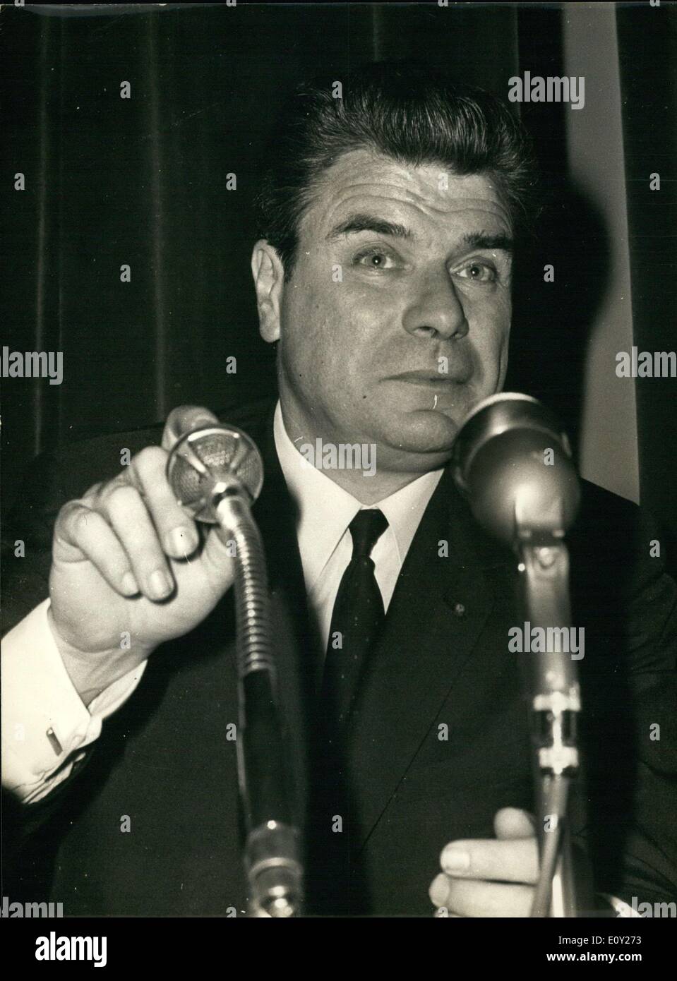 12 août 1968 - Président du groupe parlementaire des progrès et démocratie moderne, Jacques Duhamel a donné une conférence de presse ce mardi à l'Hôtel Lutetia. Banque D'Images