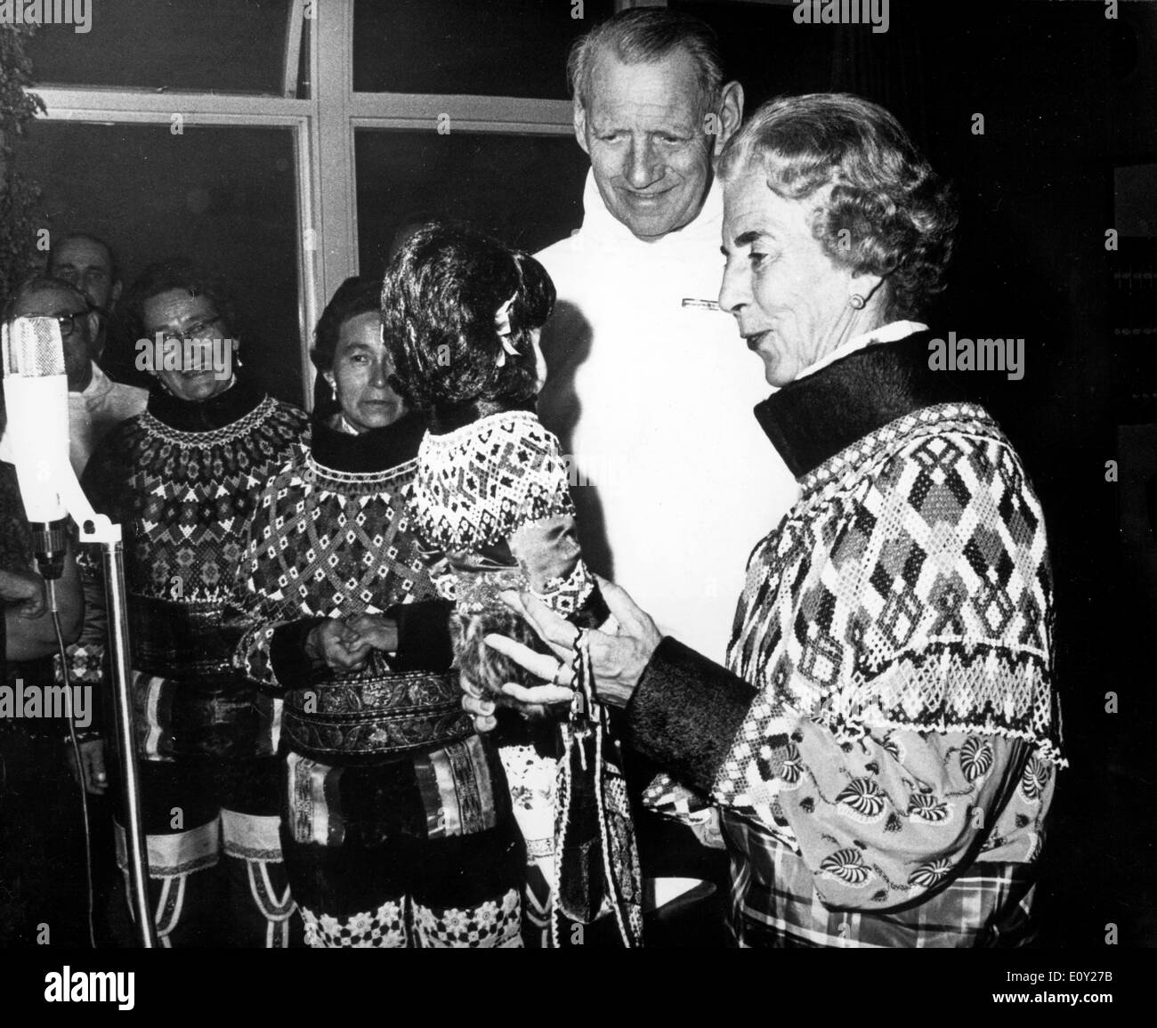 Aug 13, 1968 ; Godthaab, Groenland danois ; le couple royal, le roi Frédéric et LA REINE INGRID, paient une visite au Groenland. Habillés en costume national, ils ont reçu plusieurs cadeaux de la ville de Godthåb. La photo montre la reine Ingrid tenant une poupée qui a été donné à elle pour sa petite-fille, la Princesse Alexia, le roi Constantin de Grèce's daughter. Avec la reine est le roi Frédéric. Banque D'Images