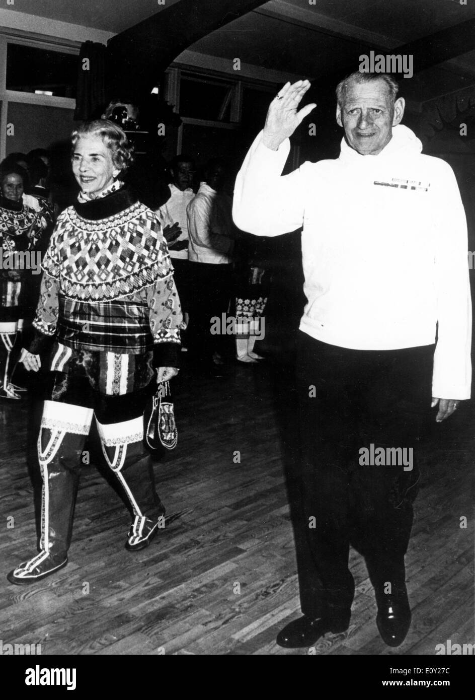 Aug 13, 1968 ; Godthaab, Groenland danois ; le couple royal, le roi Frédéric et LA REINE INGRID, paient une visite au Groenland. Habillés en costume national, ils ont reçu plusieurs cadeaux de la ville de Godthaab, lorsqu'ils ont visité le collège de la ville. La photo montre le roi Frédéric et La Reine Ingrid. Banque D'Images