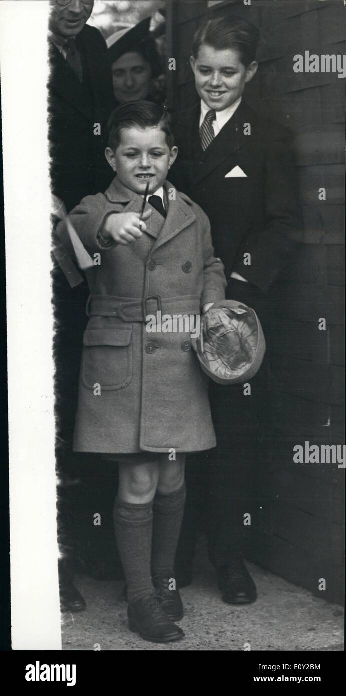 Juin 06, 1968 - Le sénateur Robert Kennedy est mort le sénateur Robert Kennedy est mort aujourd'hui à l'hôpital Bon Samaritain, Los Angeles, 25 heures après avoir été abattu par un homme armé. La photo montre la photo prise à Londres en 1938, indique Edward coupe le ruban lors de l'ouverture du coin des animaux du Zoo de Londres vu par Il Frère Robert Kennedy. Banque D'Images