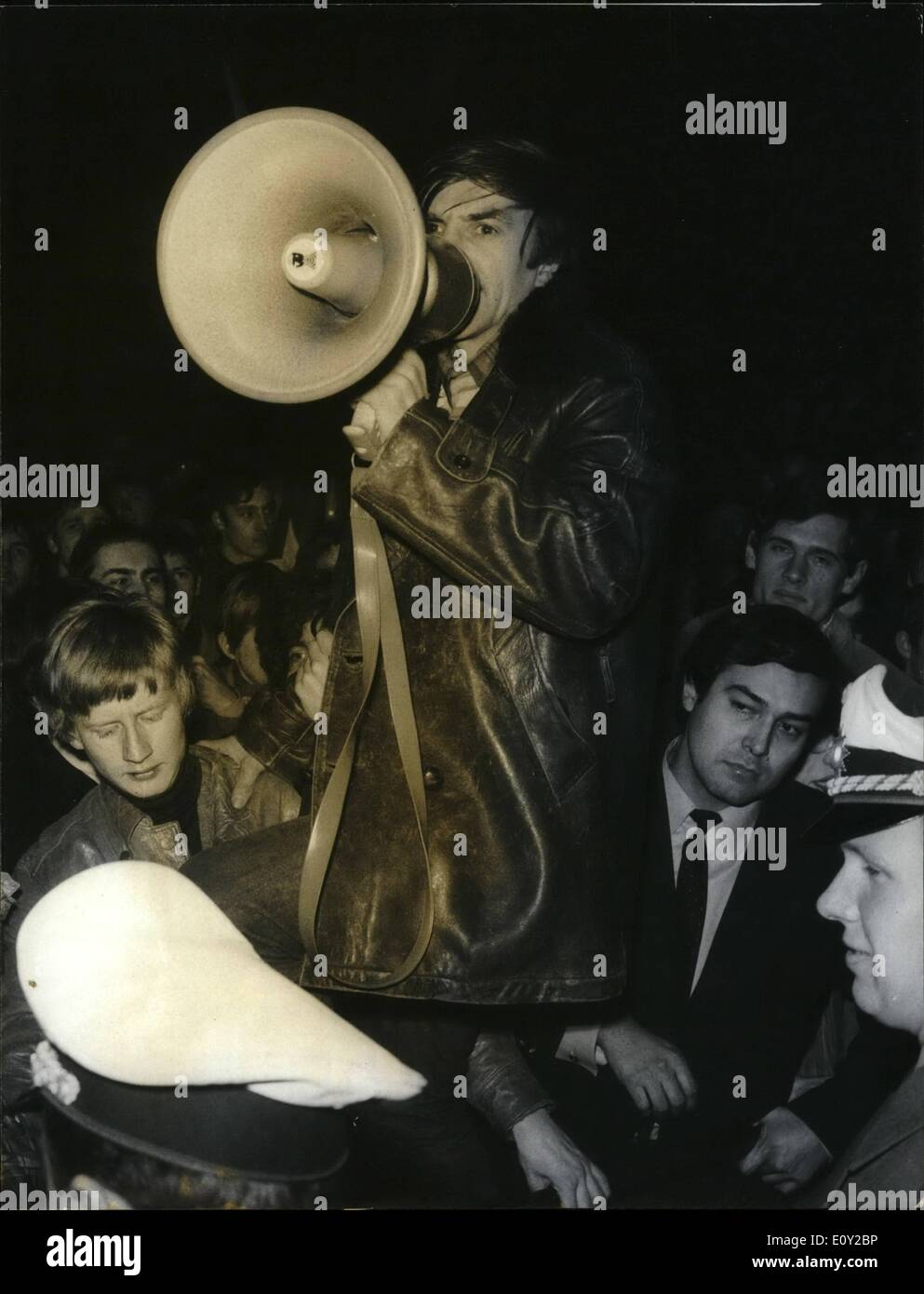 Juin 06, 1968 - Après un apprentissage à des étudiants avec le SDS-idéologue en chef Rudi Dutschke en face de l'ambassade américaine à Francfort, au cours de laquelle la police a démantelé les remises en duel dans certains cas. Après un policier-sctivity de près d'une heure la rue pouvait être effacée. Six manifestants ont été arrêtés. Affiches sur l'Union européenne étudiant allemand socialiste a exigé une bataille contre les colonies de l'Allemagne de l'ouest l'impérialisme américain et la participation à une démonstration-Vietnam. Banque D'Images