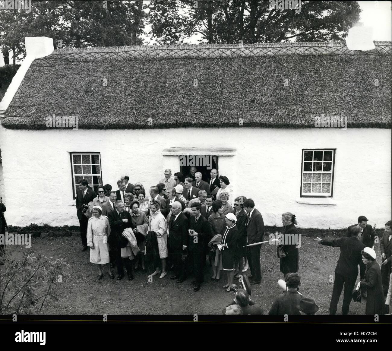 Juin 06, 1968 - il Mellon Voyage visite en famille d'accueil du fondateur en Ulster cinquante membres de la famille Mellon l'un des plus grandes dynasties financières. Fait un pèlerinage au chalet en Ulster, où l'homme qui a commencé il est né. Thomas Mellon, 5, et ses parents établis en 1818 à Camp Hill Cottage, Mountjoy, près de Omagh, Co Banque D'Images